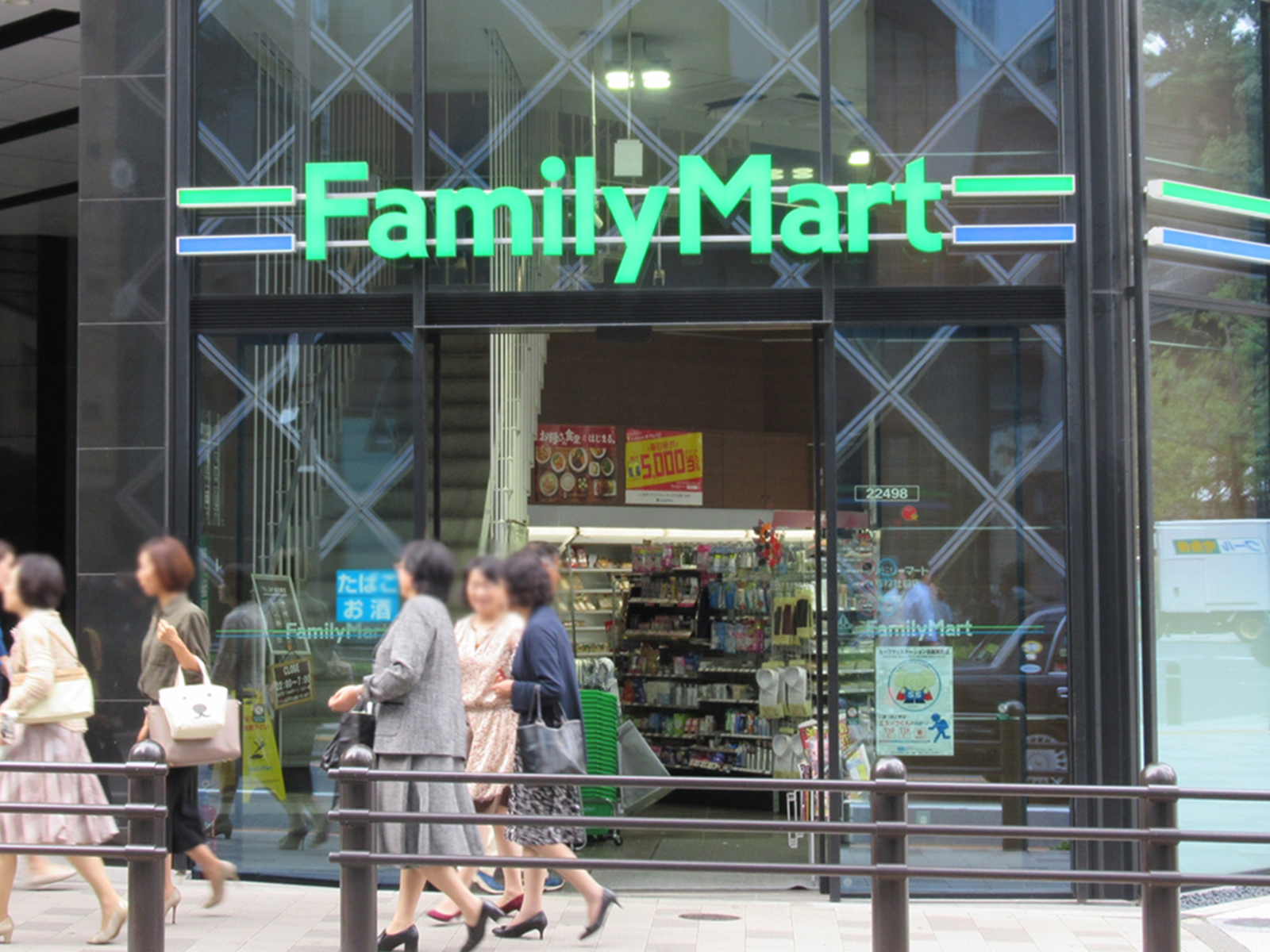 徒歩1分のファミリーマート日枝神社前店