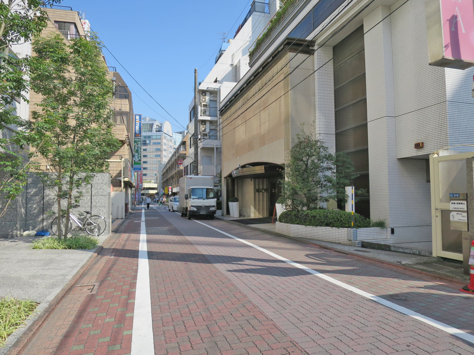 オフィスビル前面の通り