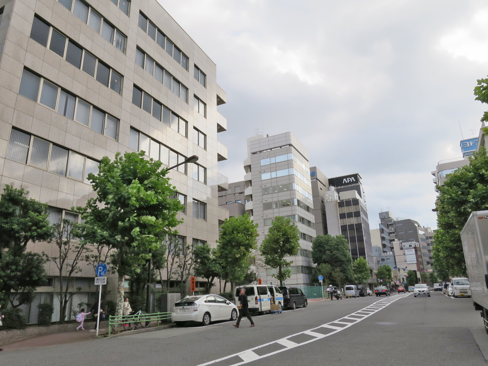 周辺はオフィス街