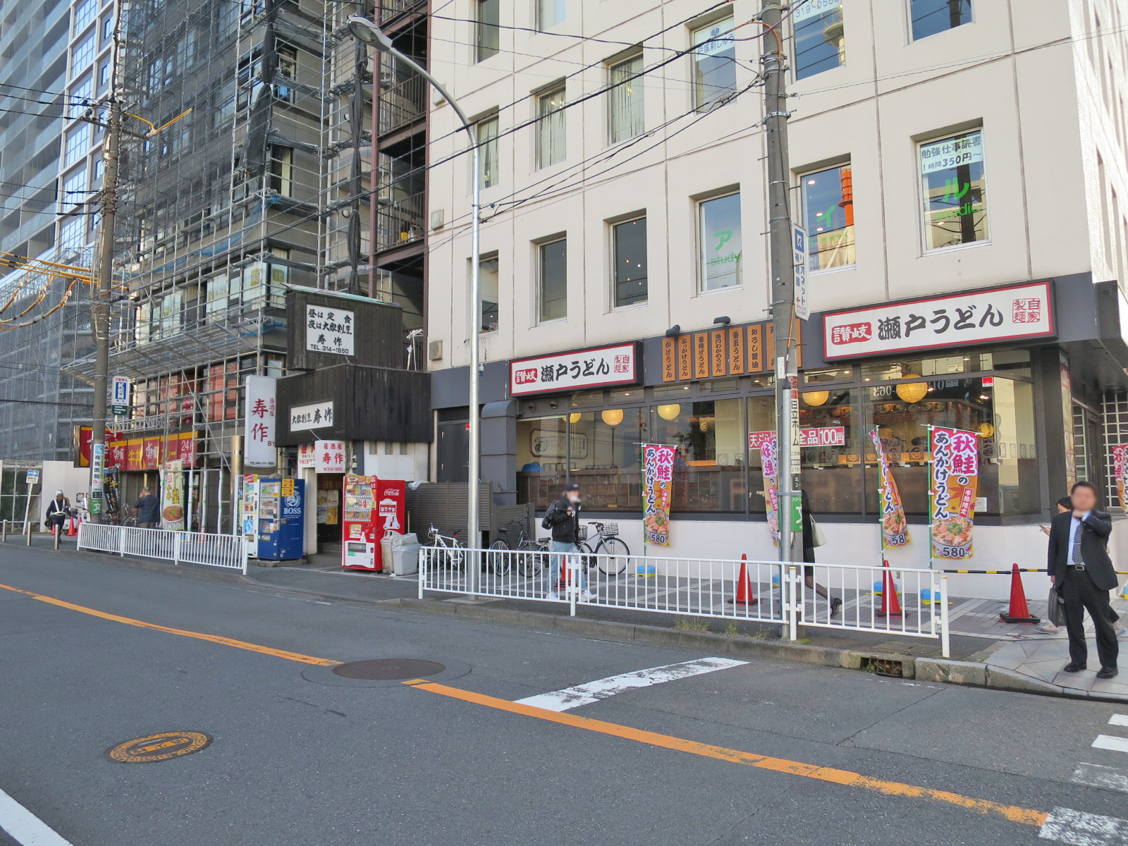 付近には飲食店が充実