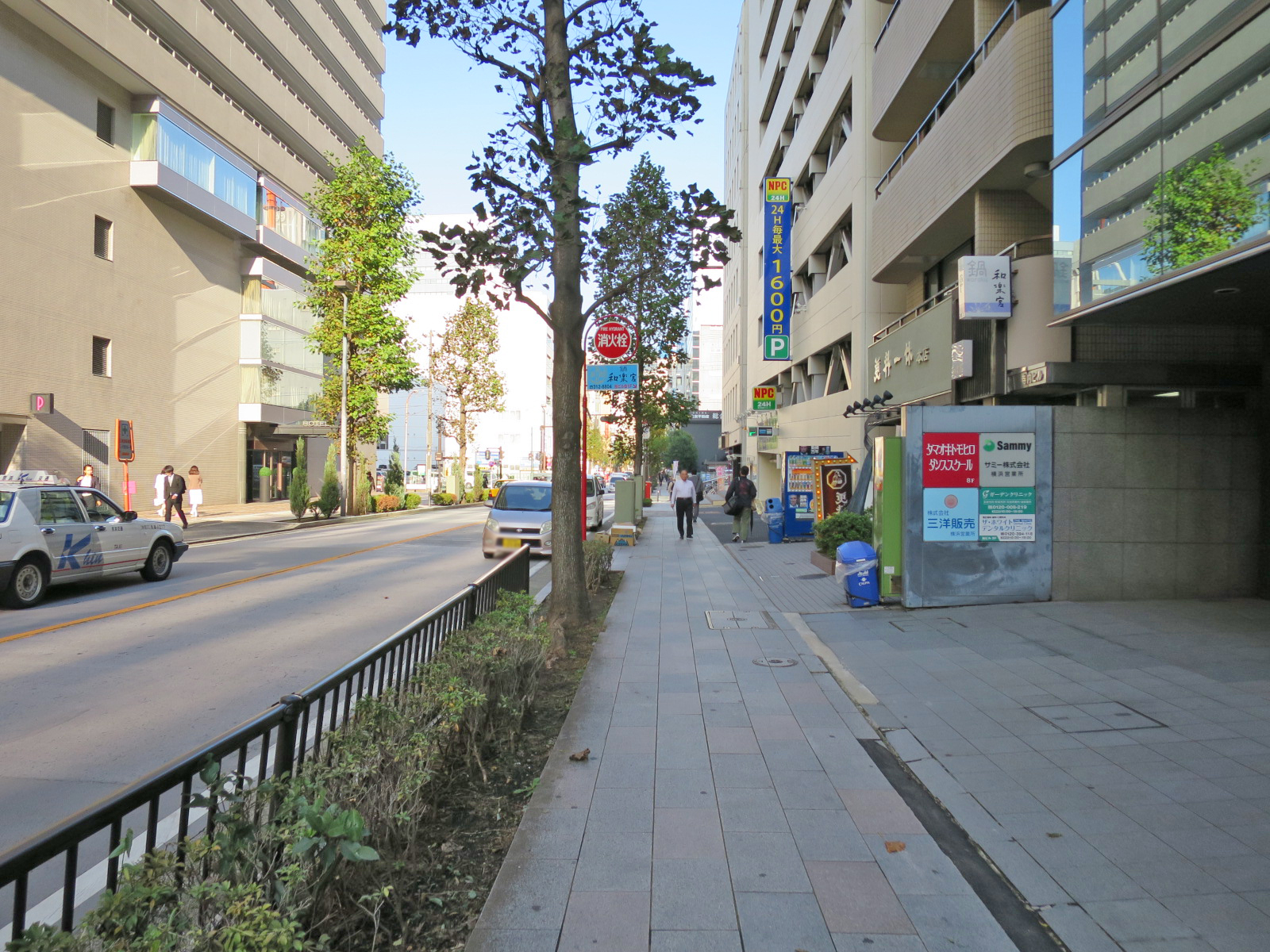 オフィスビル前面道路
