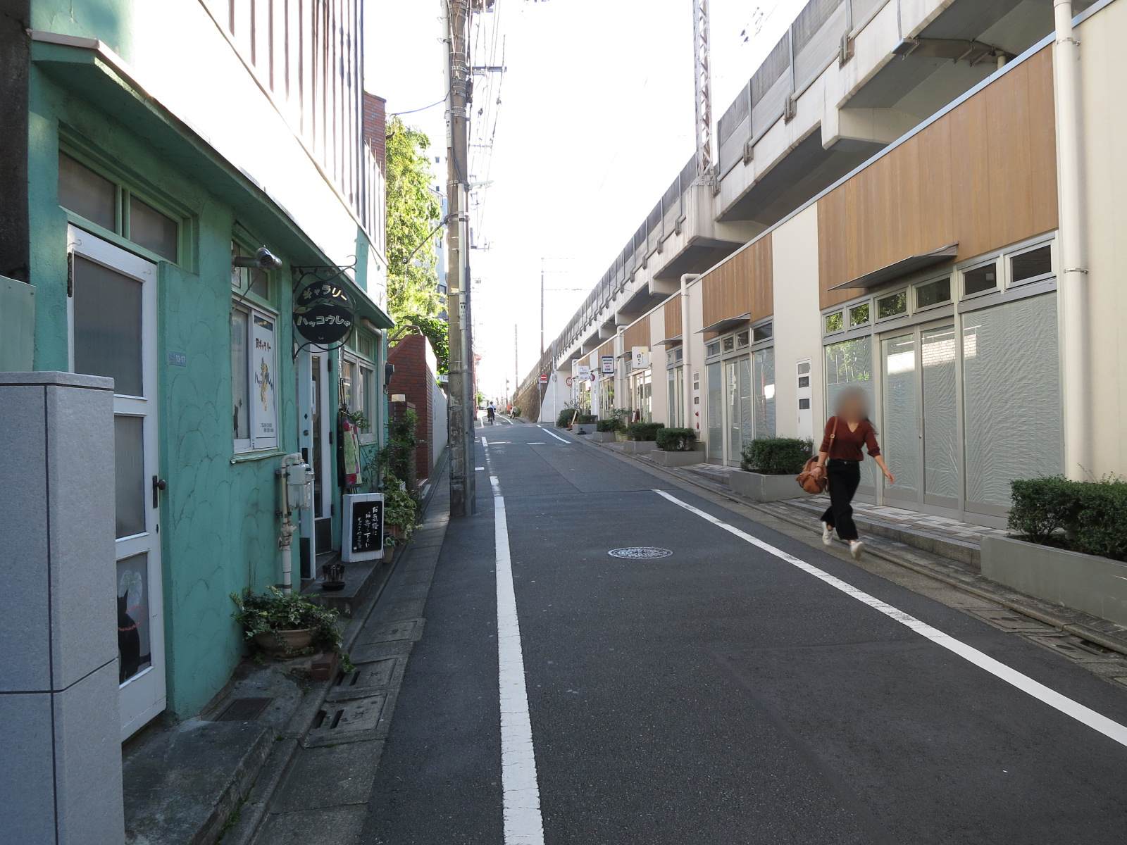 都立大学駅前ビル前面の通り