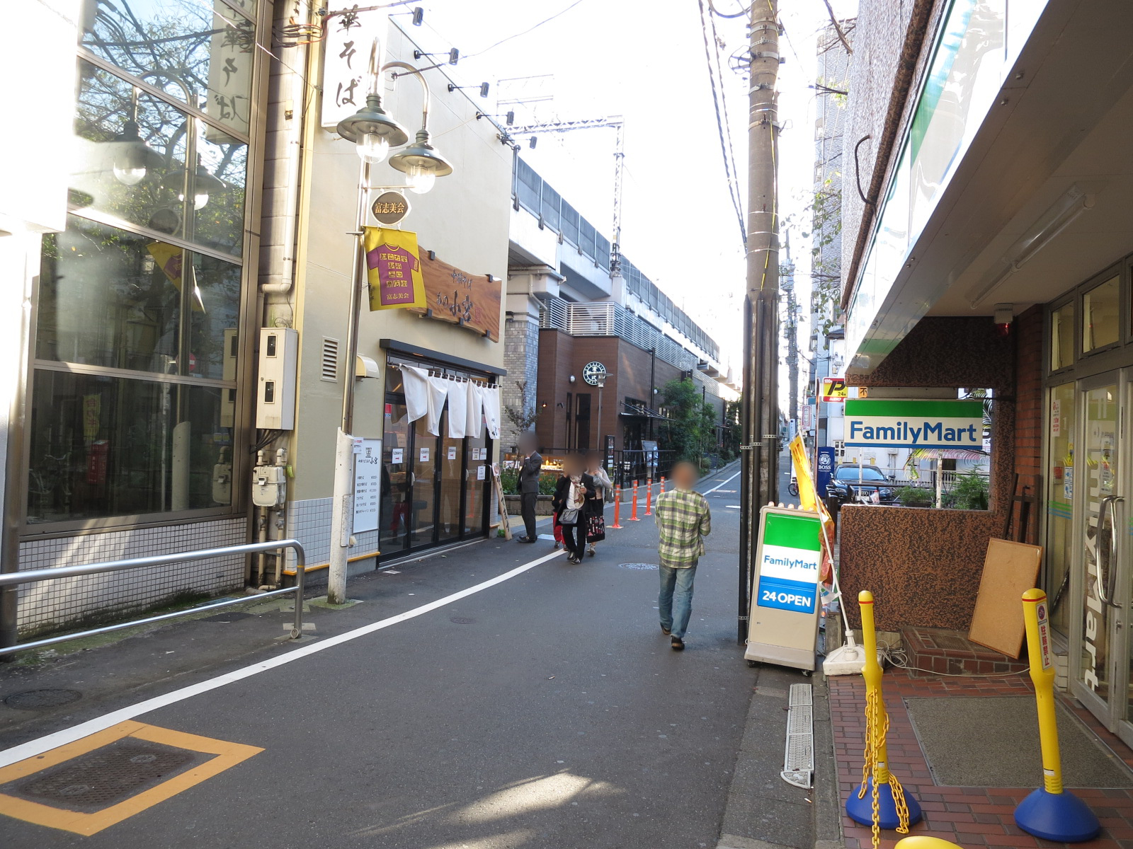 オフィスビル前面の通り