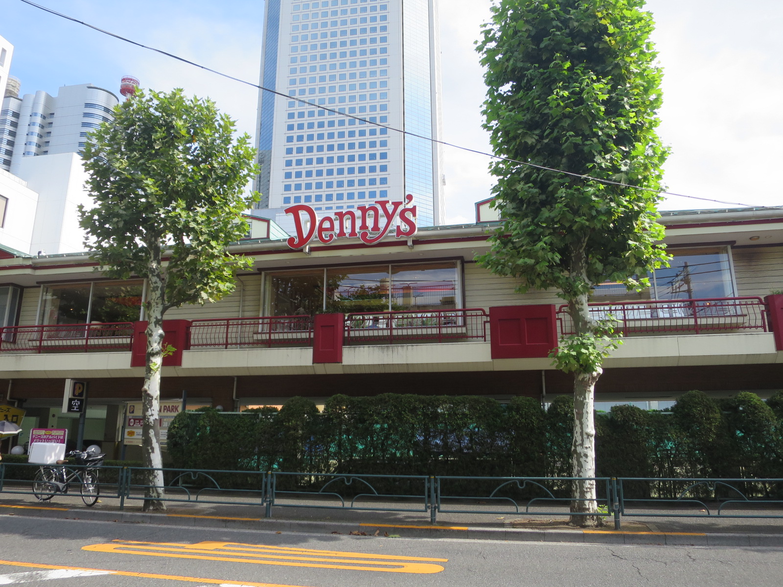 徒歩4分のデニーズ西新宿店
