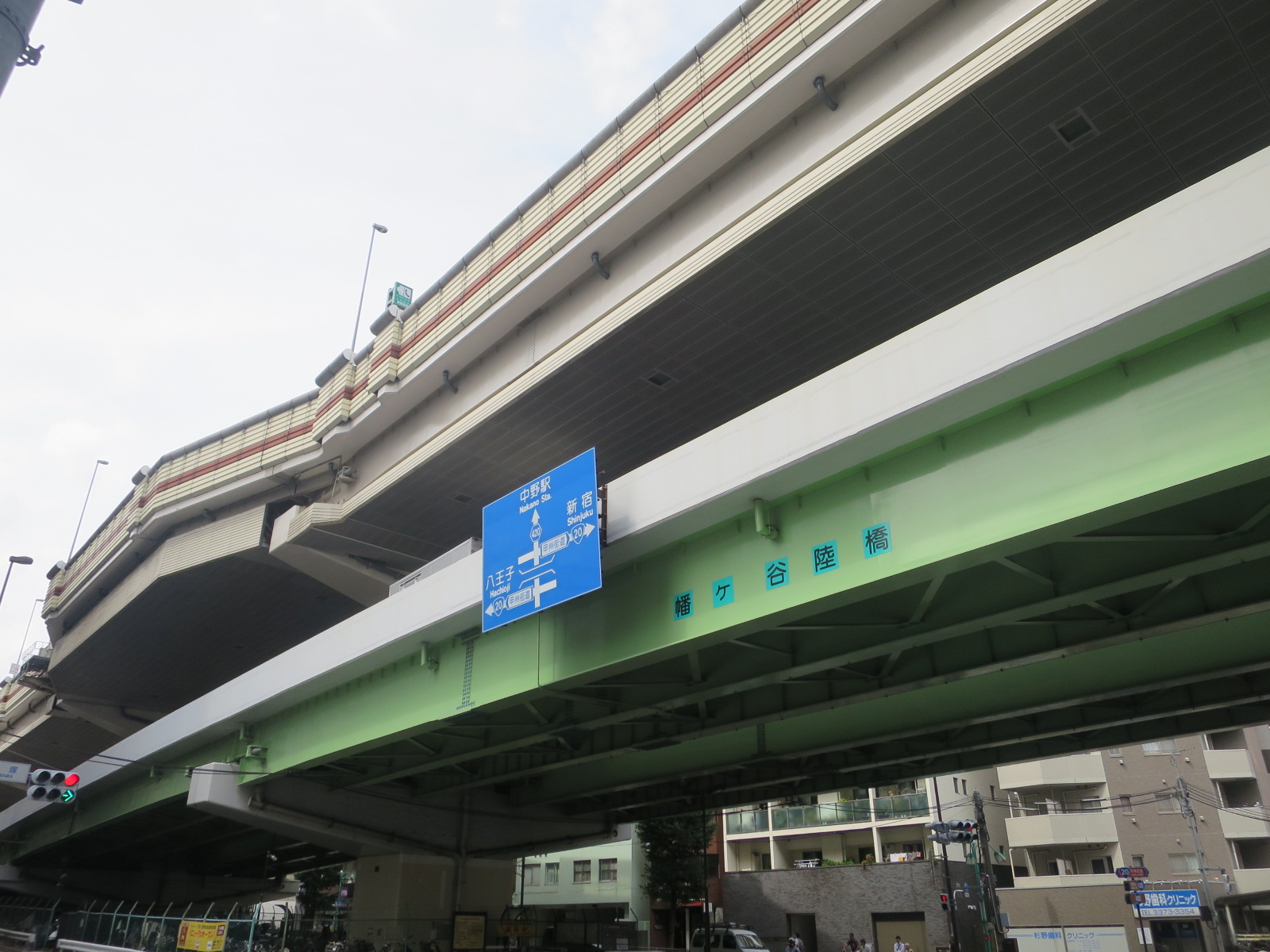 目の前を走る首都高速4号新宿線