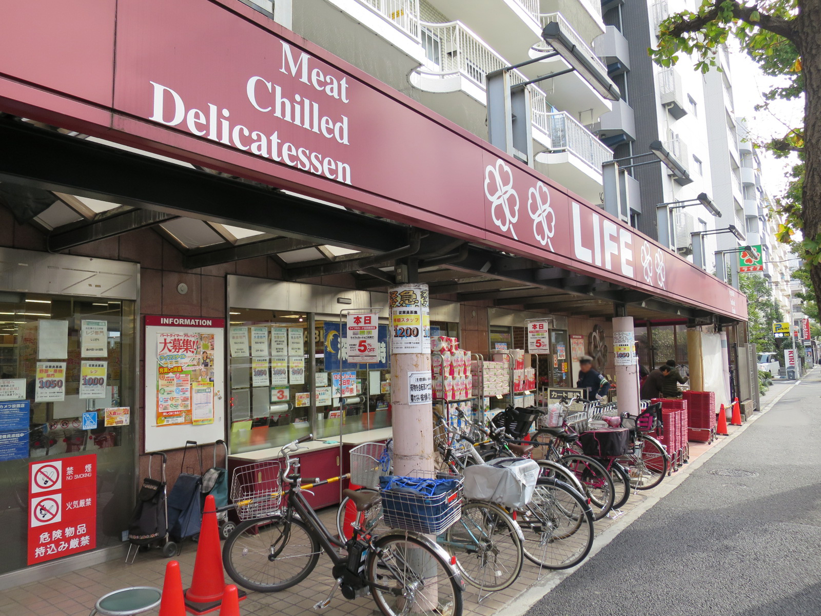 徒歩1分のライフ南台店