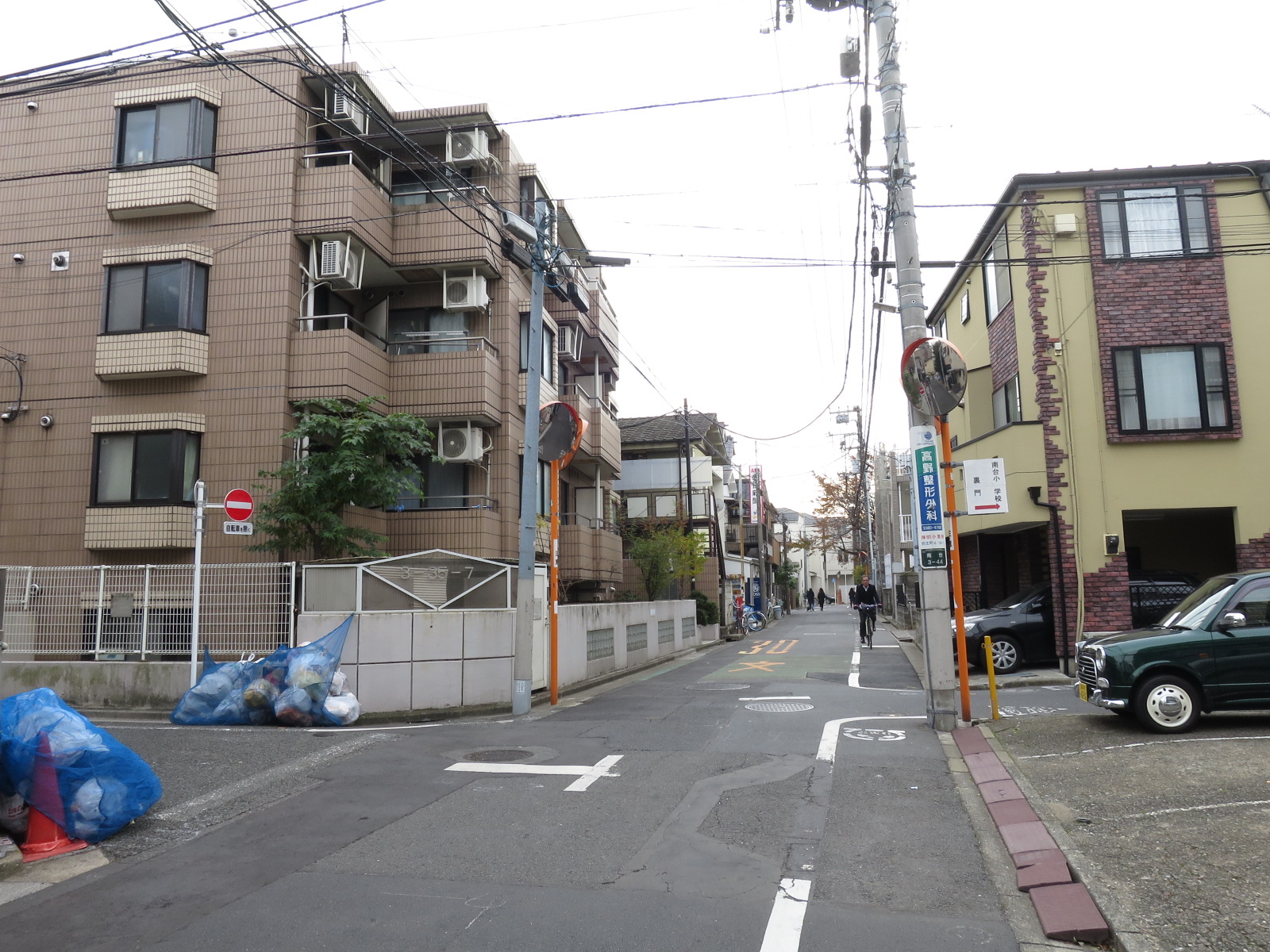周辺は静かなエリア