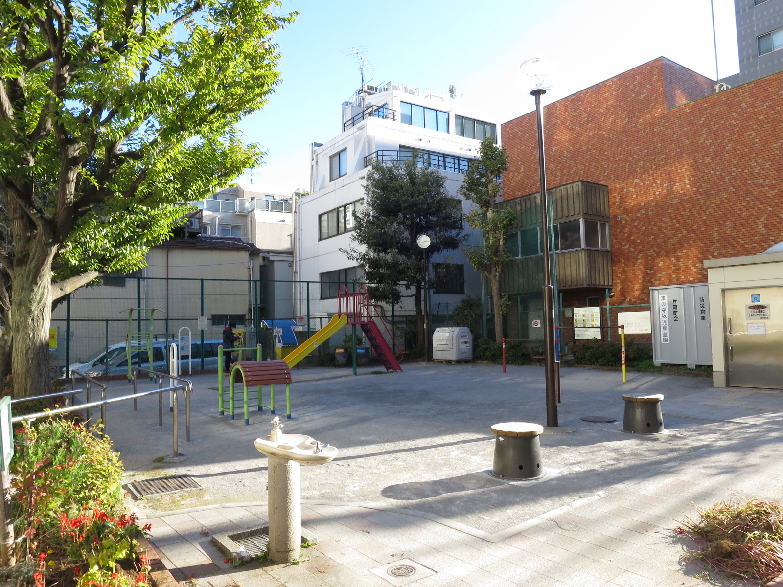 近くの津の守坂児童遊園