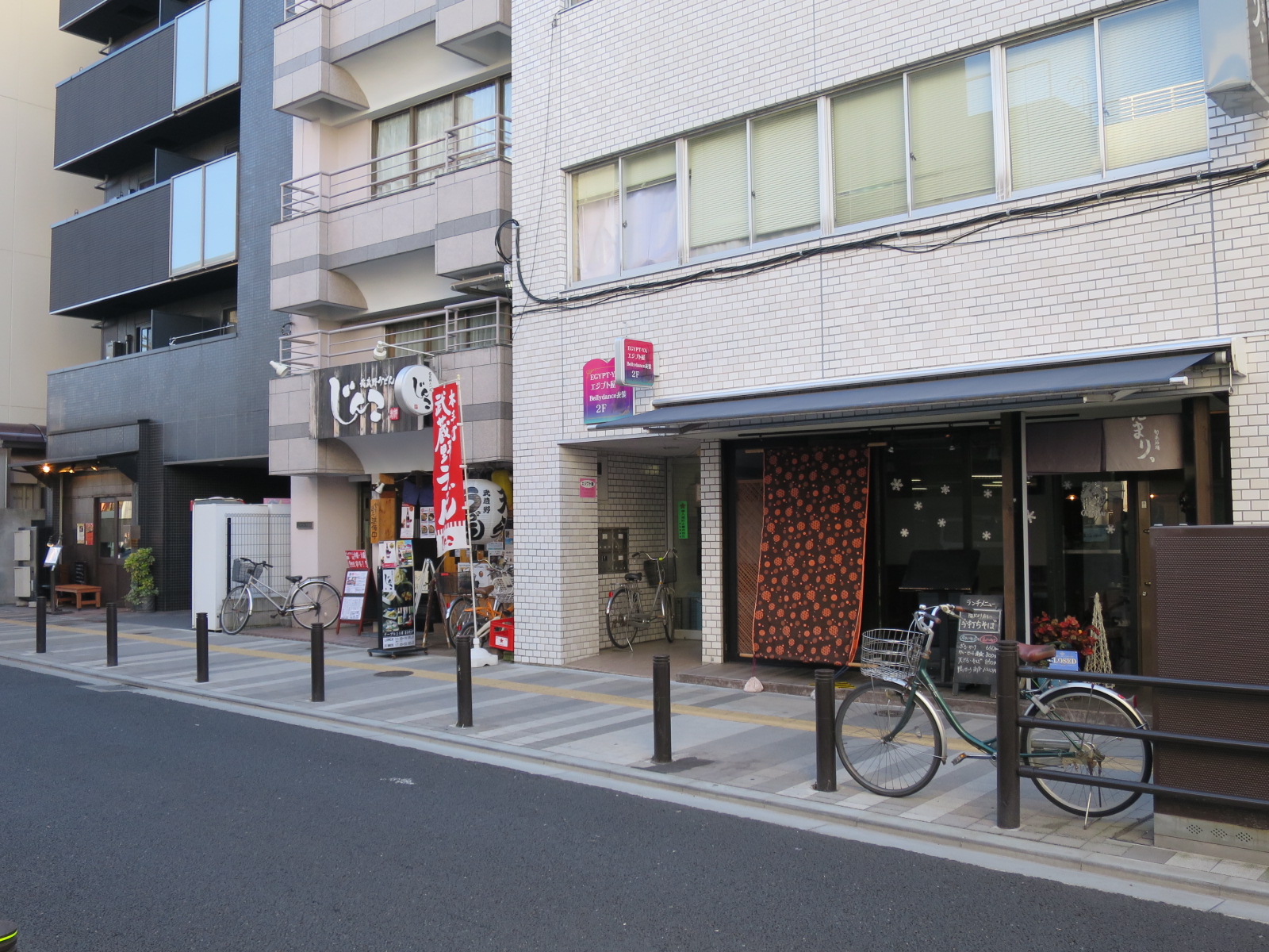 付近には飲食店が豊富
