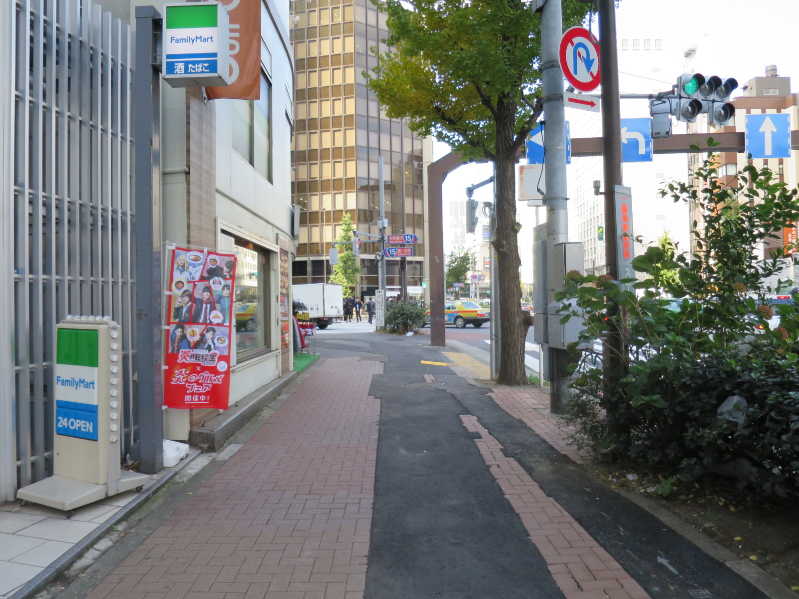 オフィスビル前面の通り