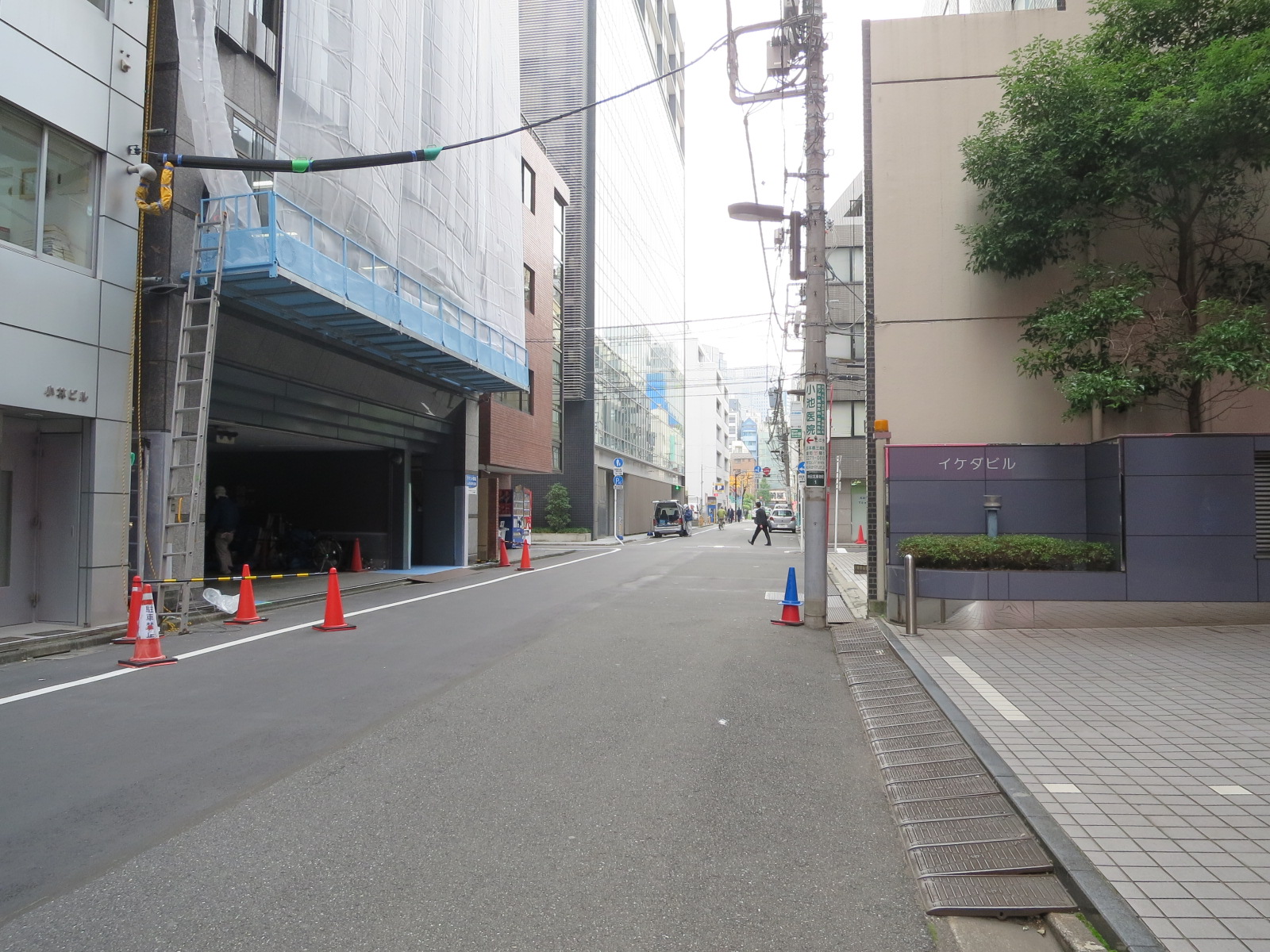 イケダビル前面の通り