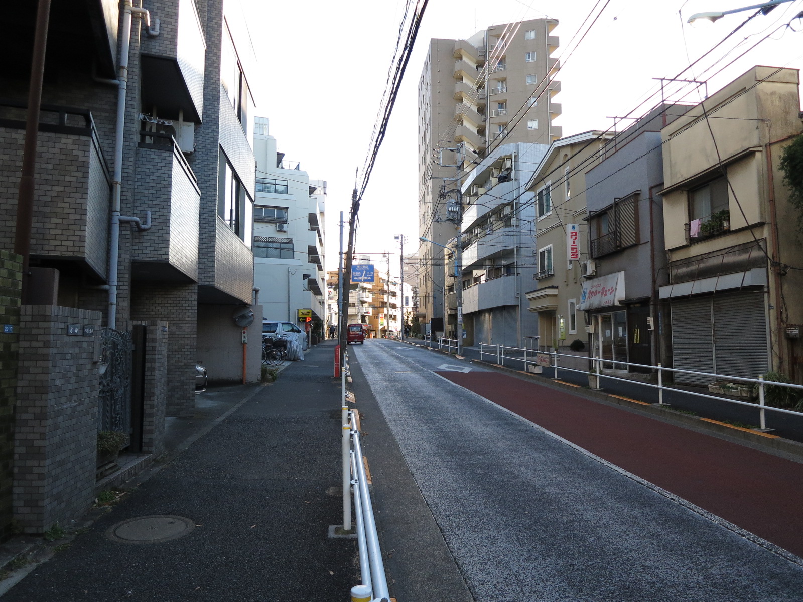 オフィスビル前面の通り