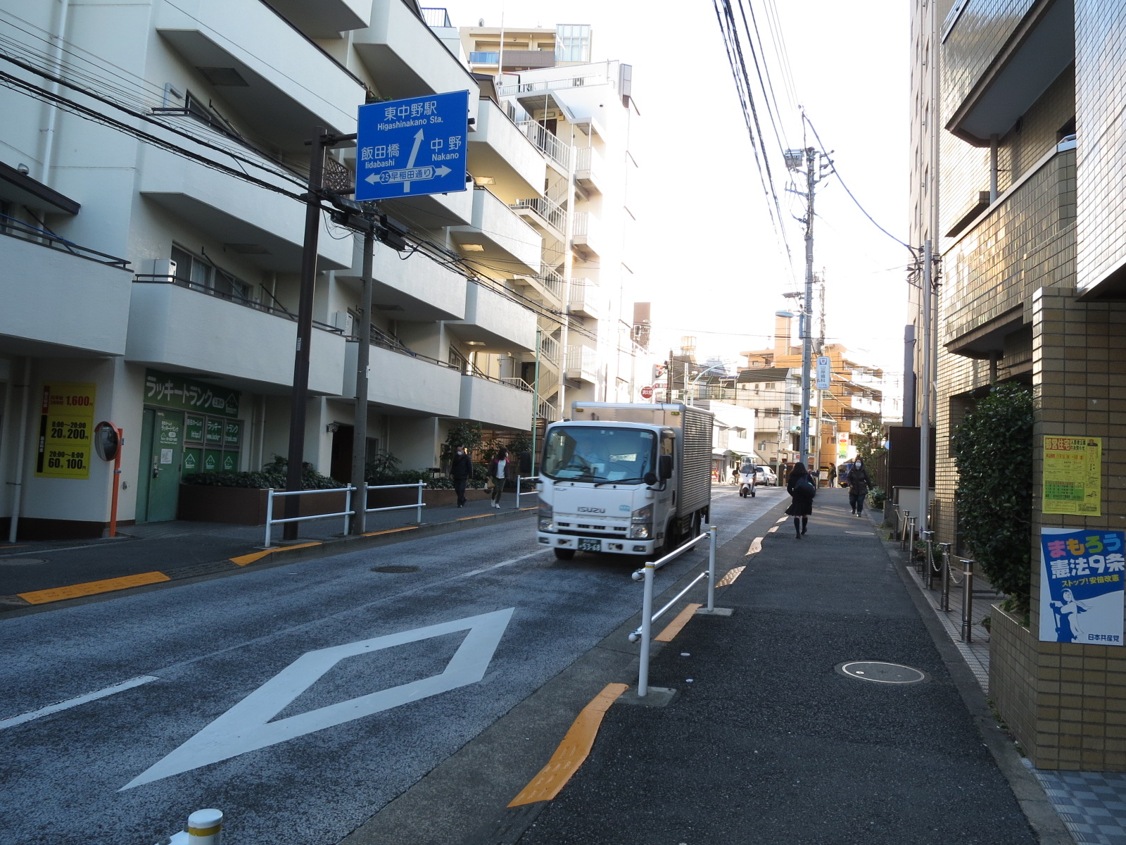 オフィスビル前面の通り