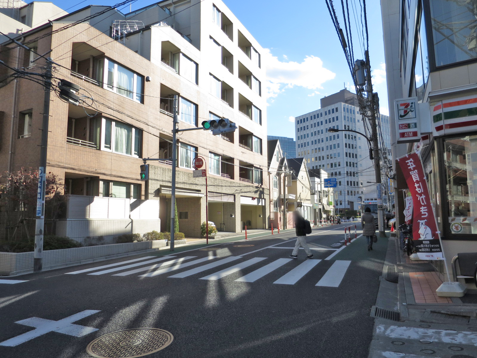 オフィスビル前面の通り