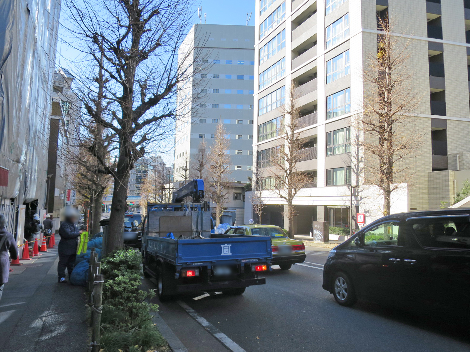 オフィスビル前面の通り