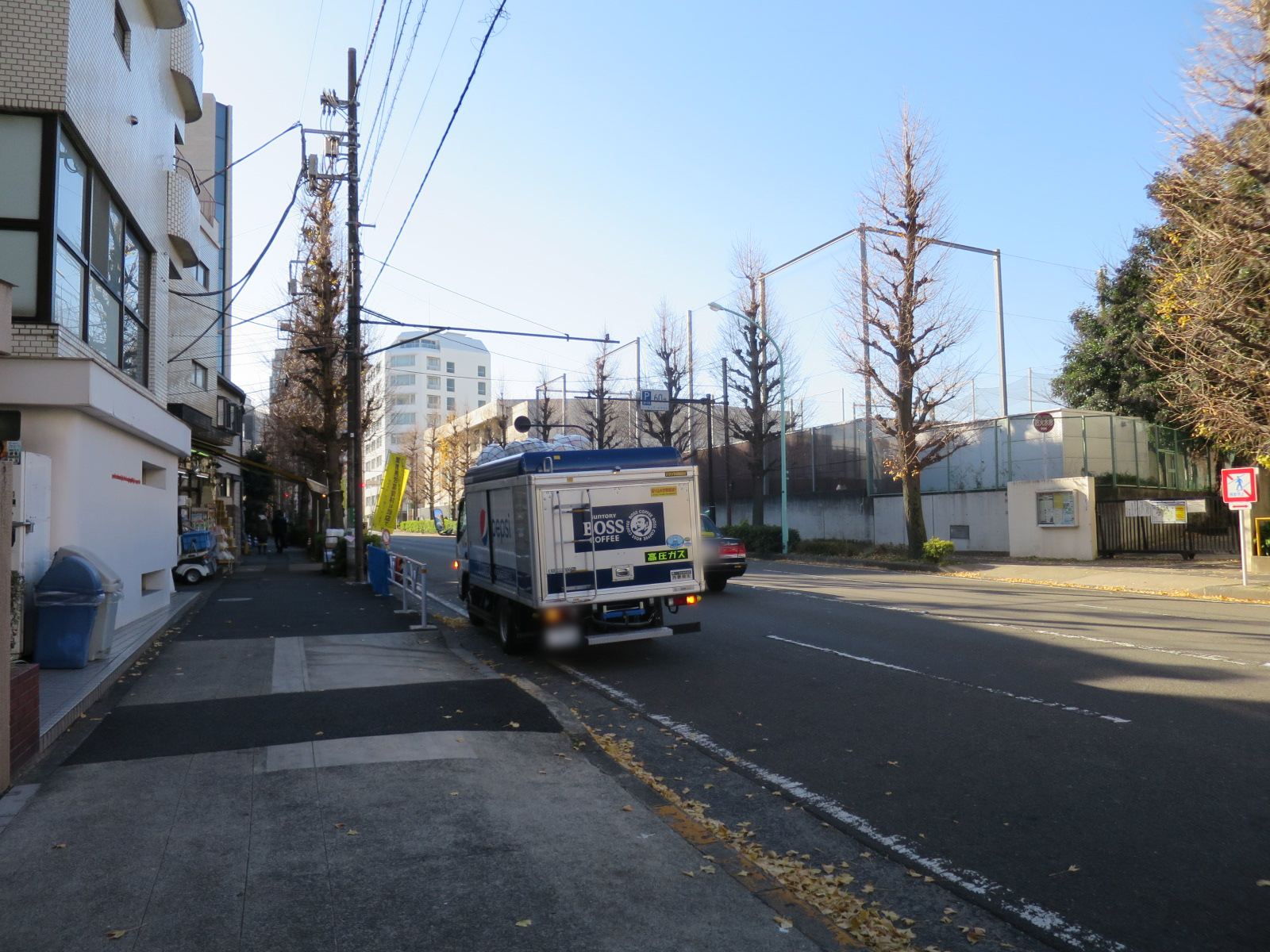 オフィスビル前面の通り