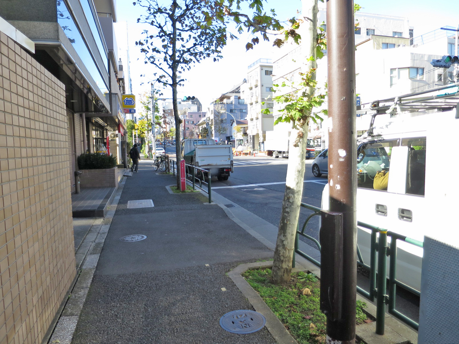 オフィスビル前面の通り