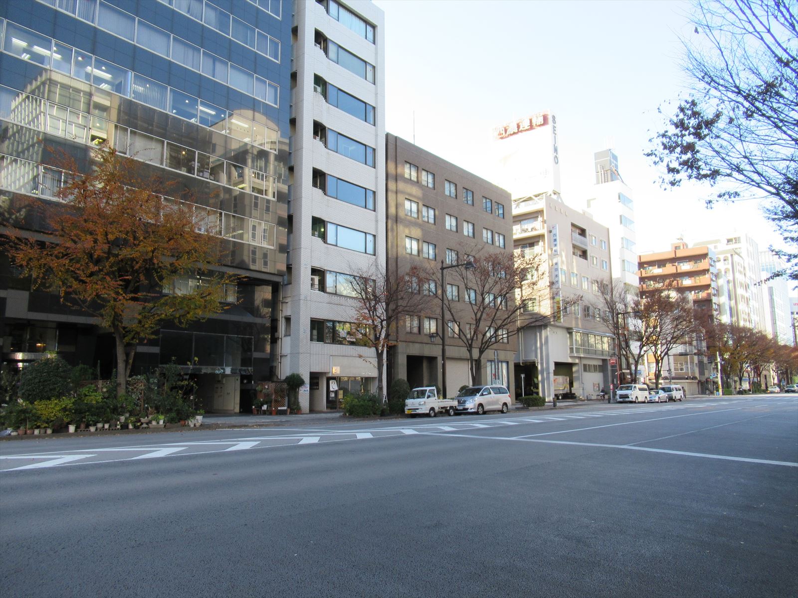 オフィスビル前面道路