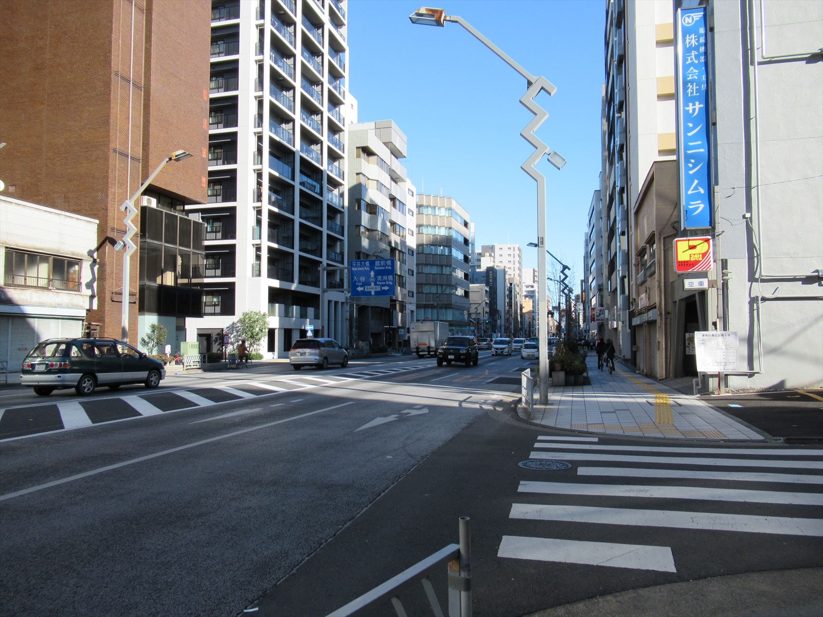オフィスビル前面道路
