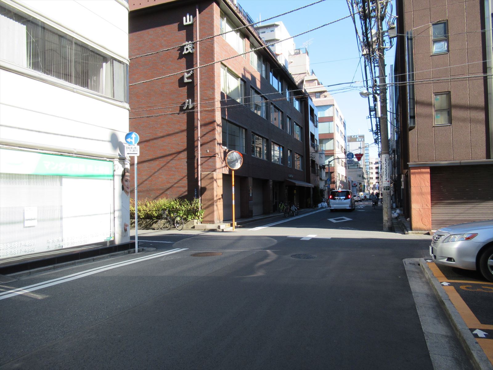 オフィスビル前面道路