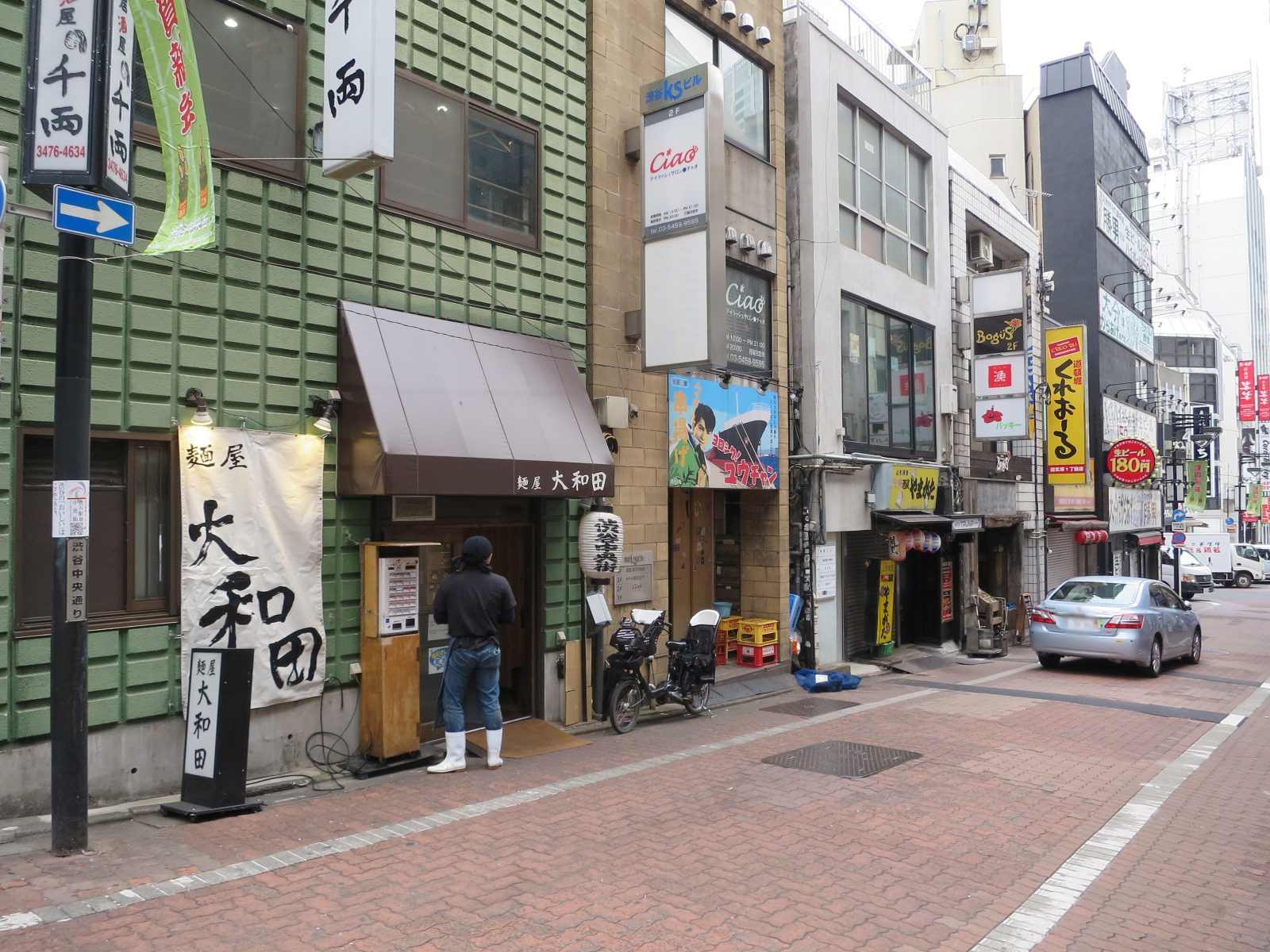 付近には飲食店が豊富