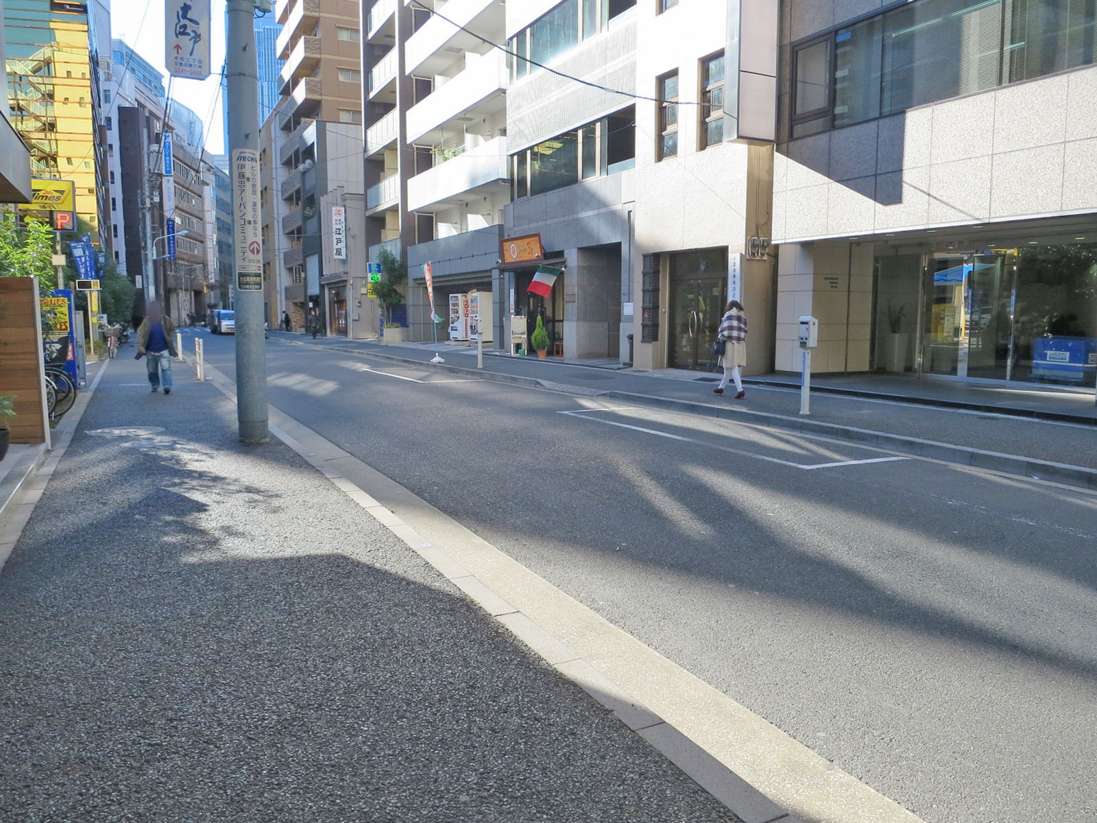 オフィスビル前面の通り