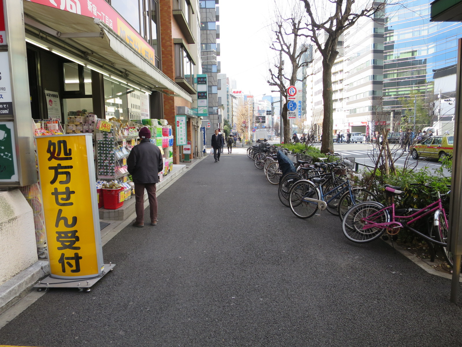 オフィスビル前面の通り