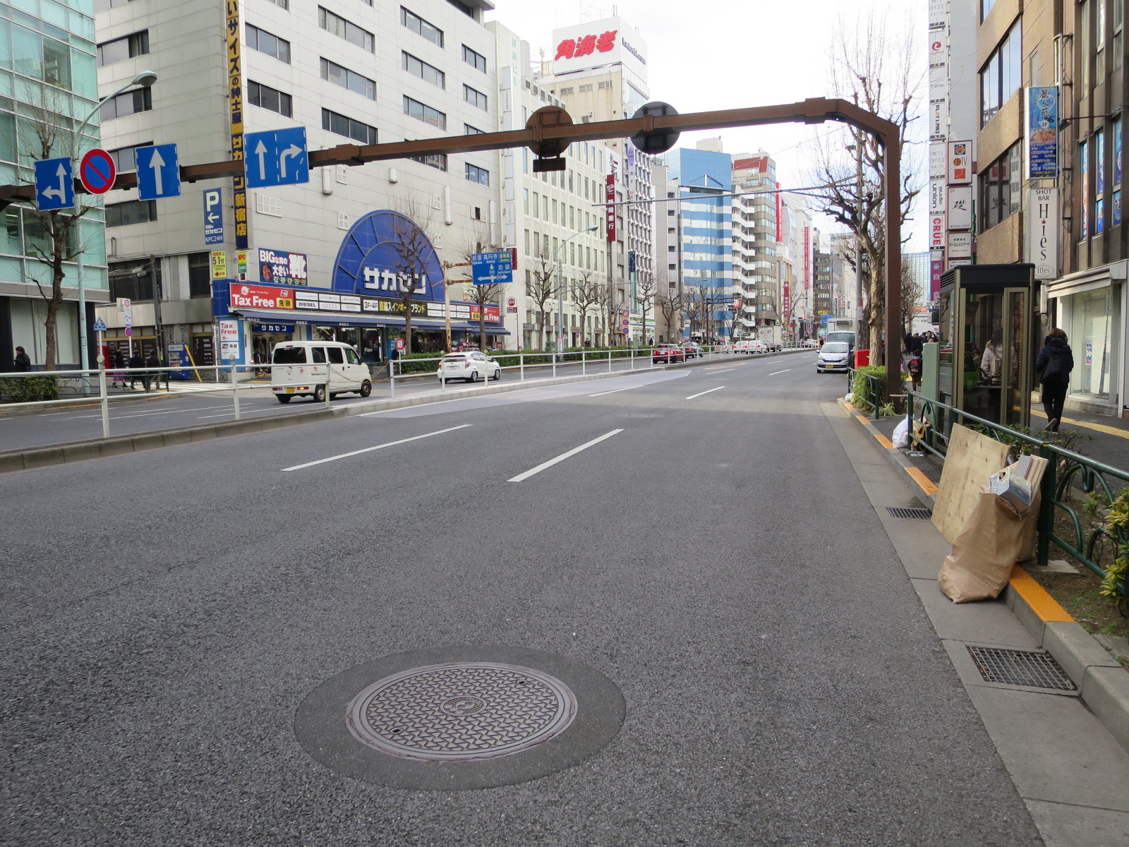 オフィスビル前面の靖国通り