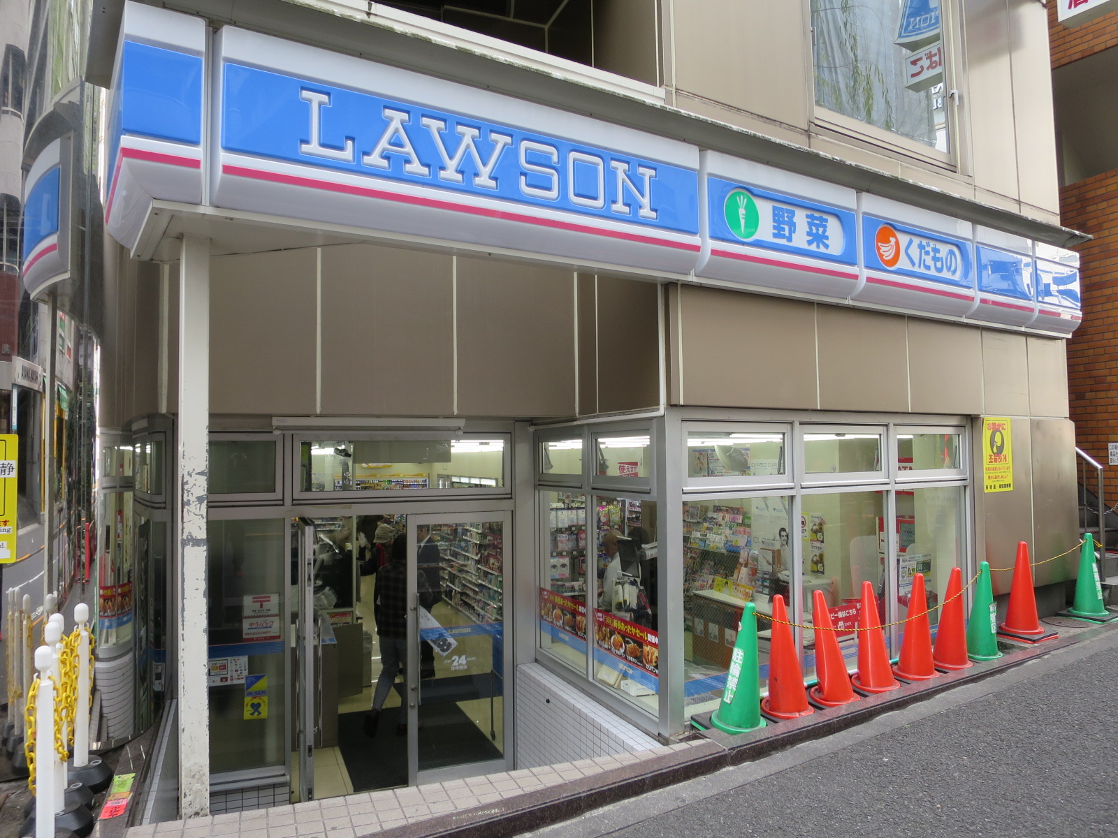 徒歩すぐのローソン
