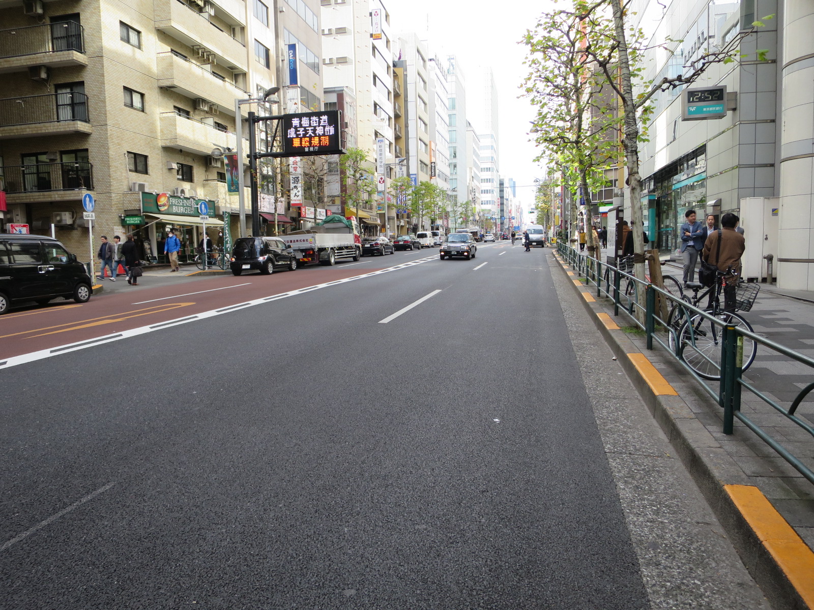 オフィスビル前面の新宿通り