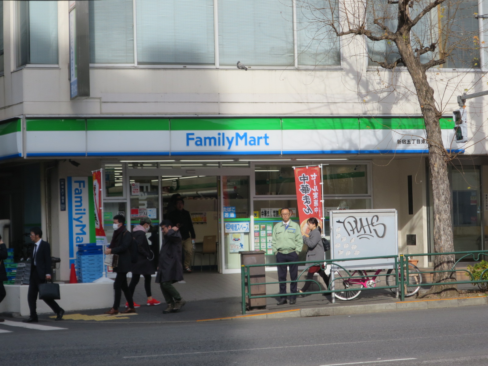 並びのファミリーマート