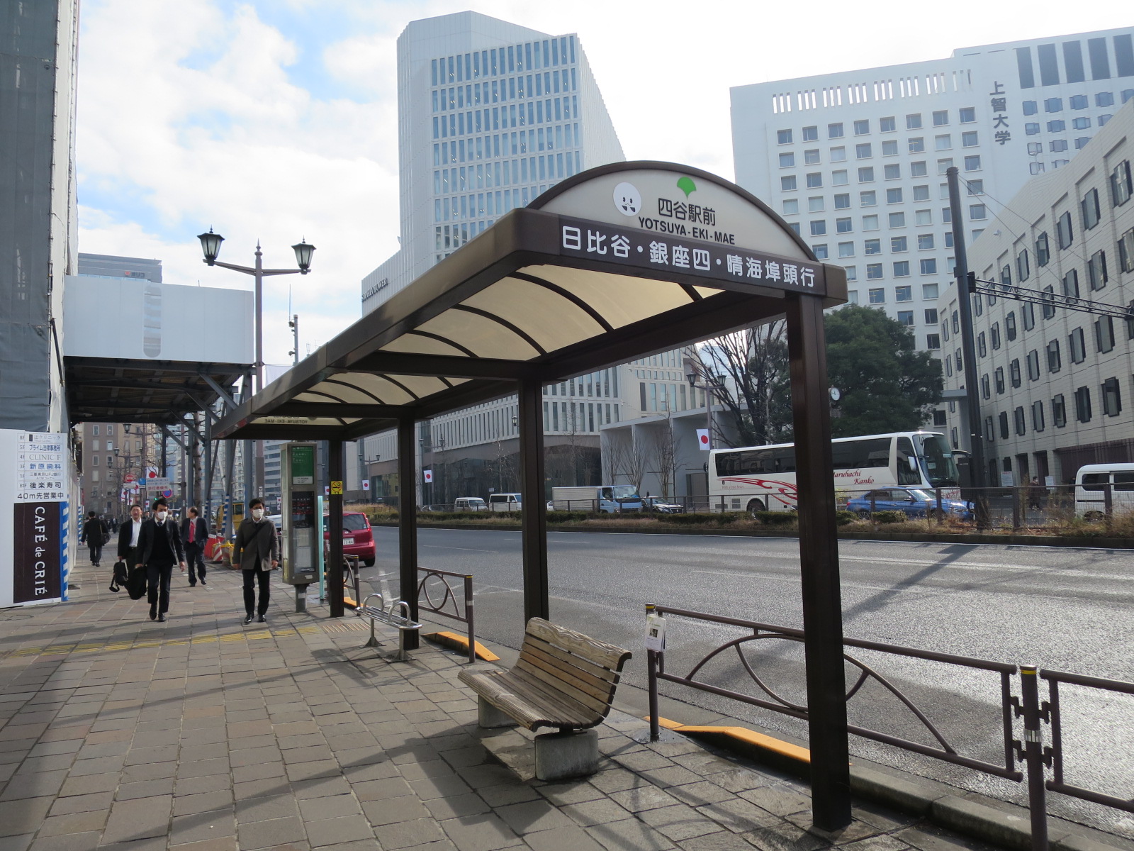 近くのバス停「四谷駅前」