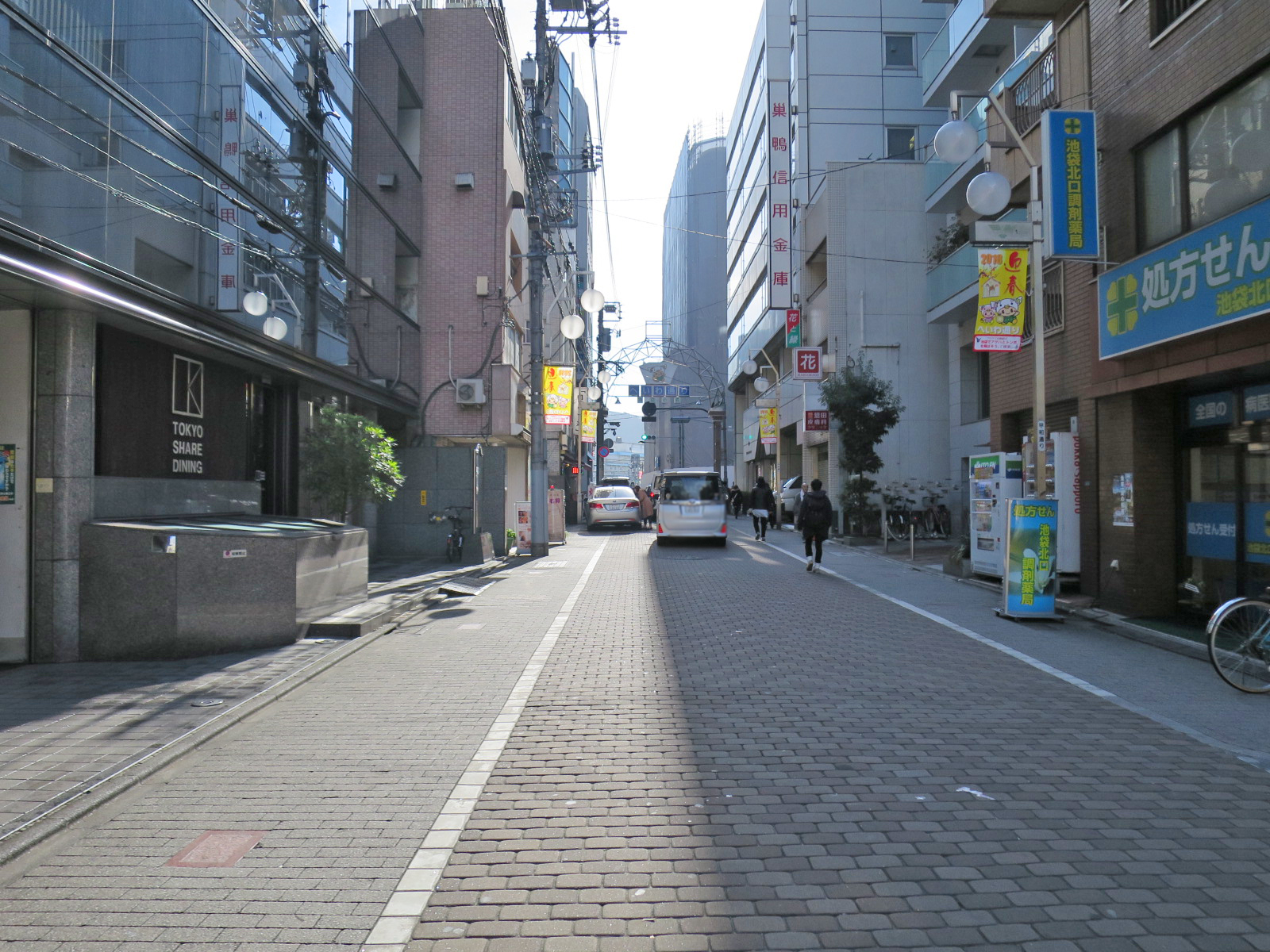 SKYビル前面の通り
