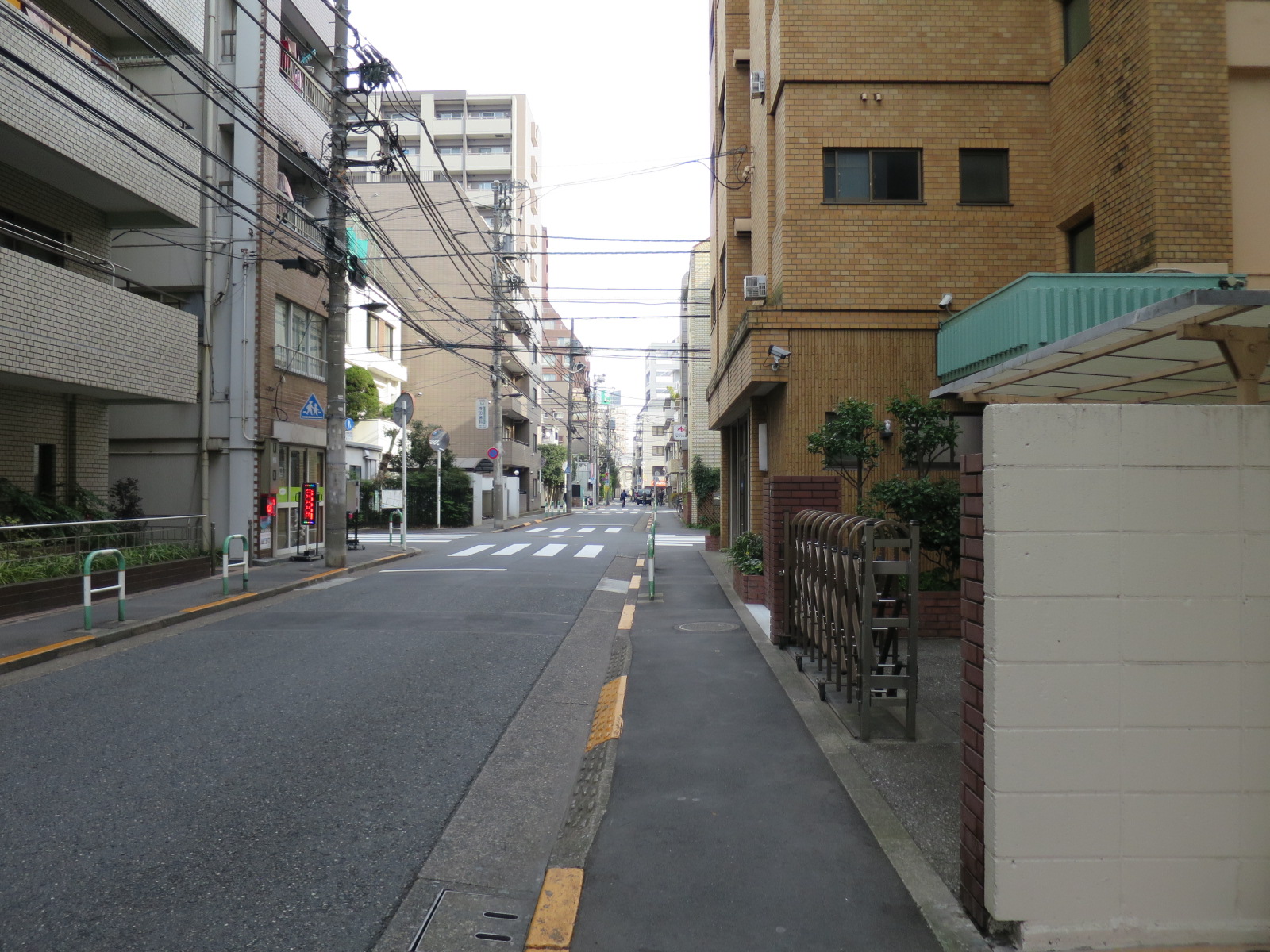 ナカムラ第2ビル前面の通り