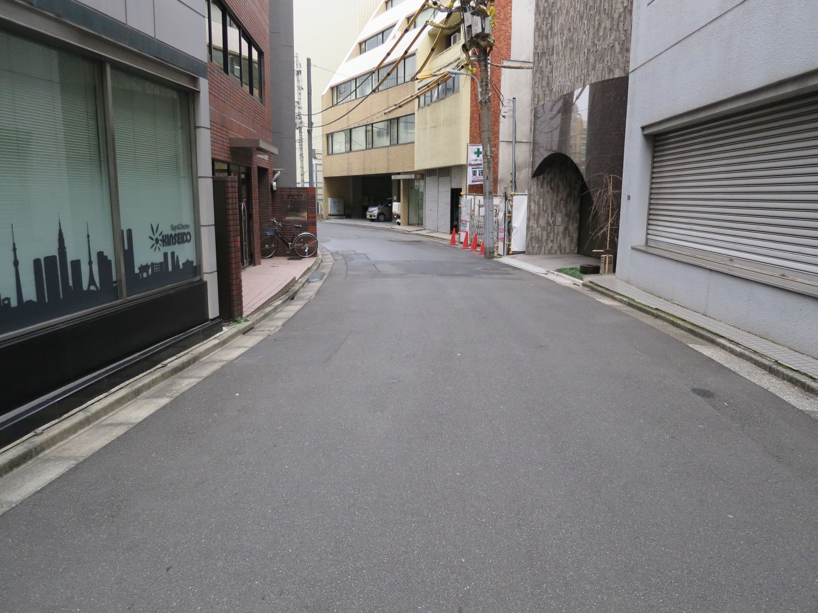 オフィスビル前面道路
