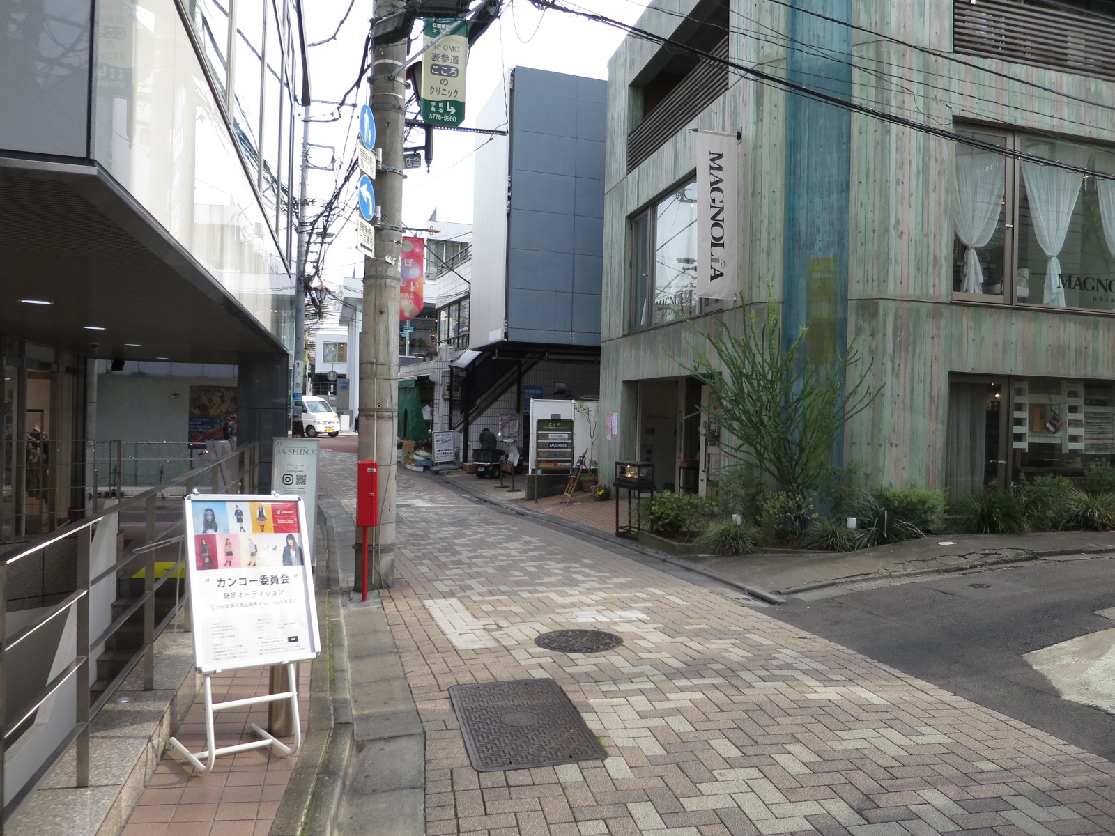 オフィスビル前面の通り