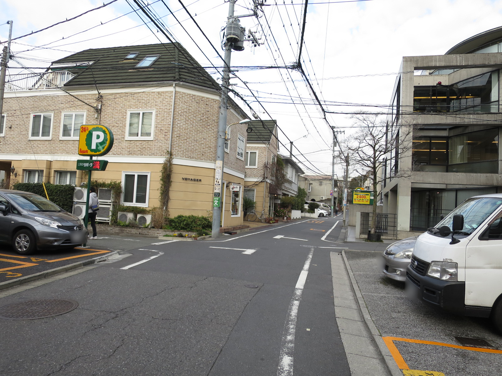 オフィスビル前面の通り