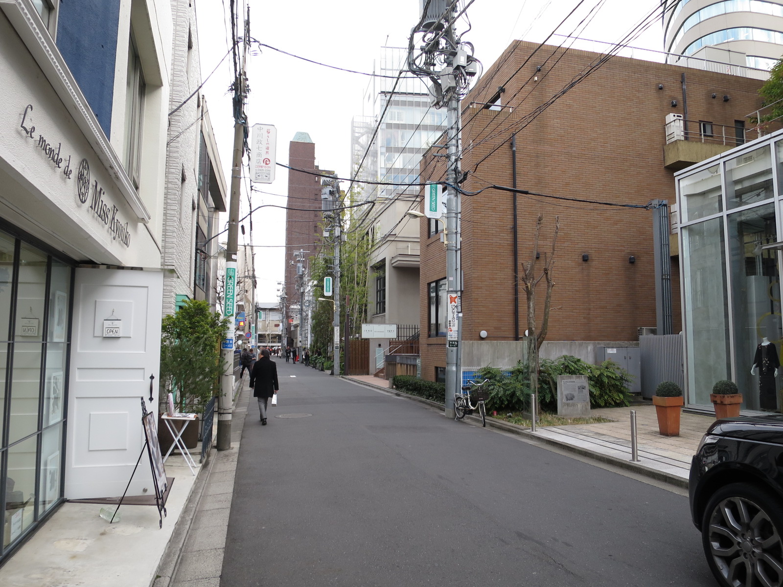 オフィスビル前面の通り