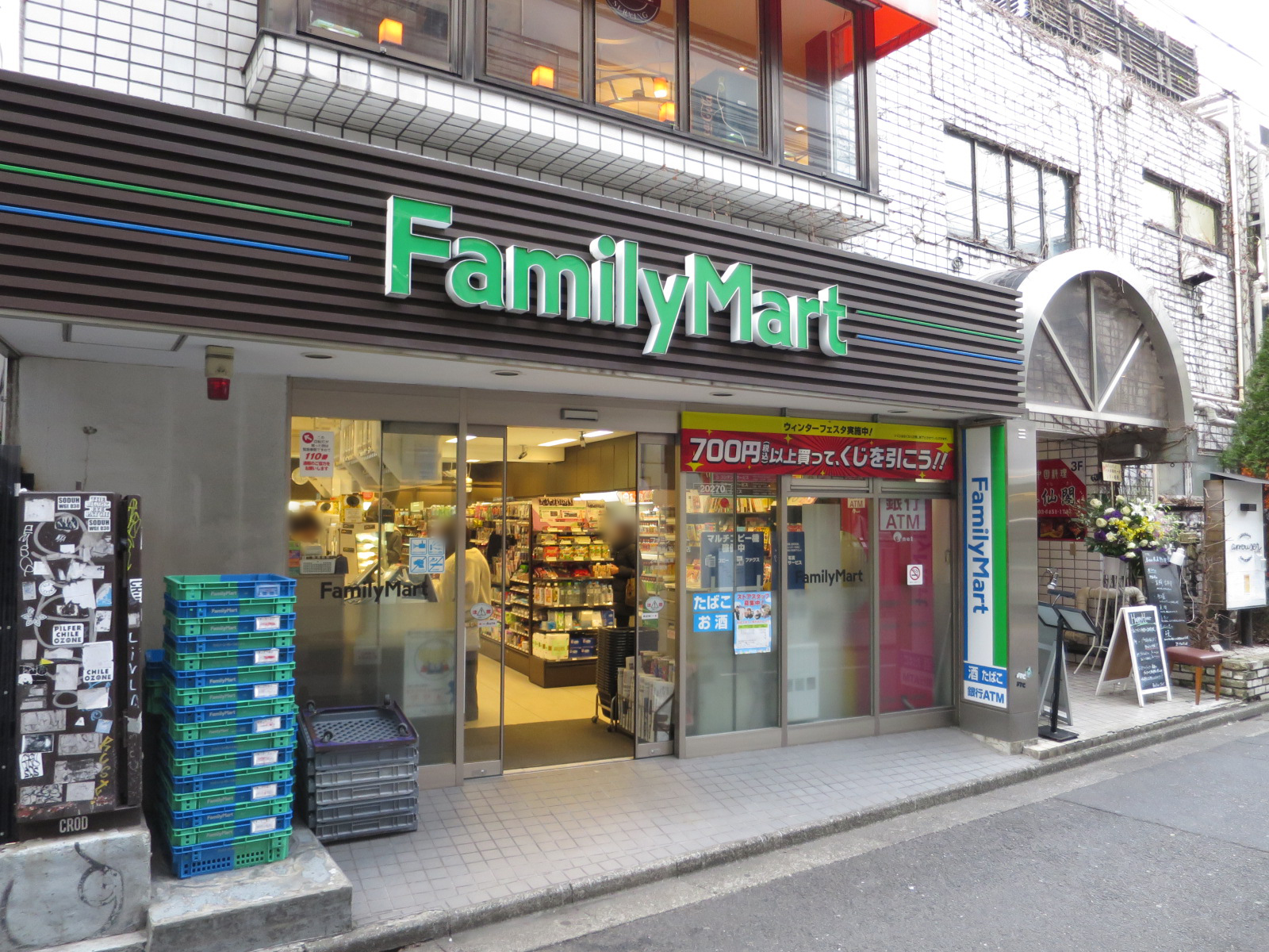 徒歩４分のファミリーマート南青山五丁目店