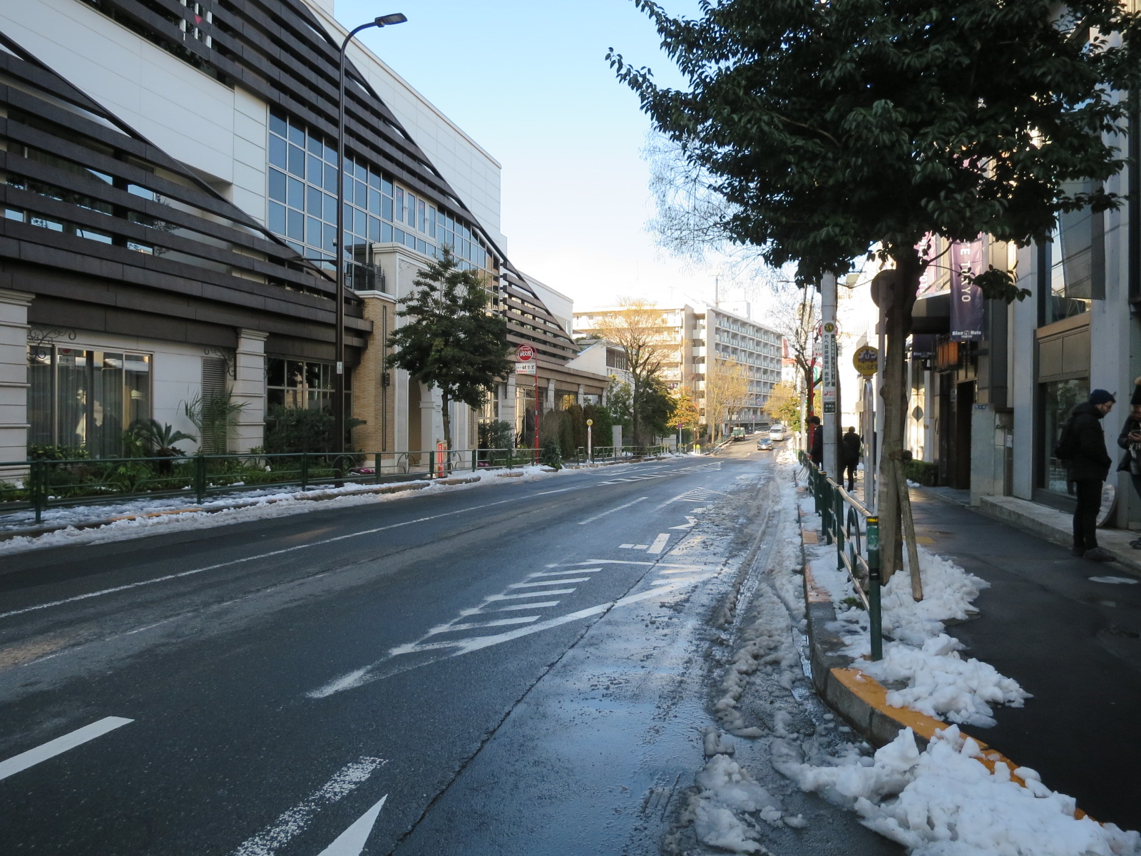 オフィスビル前面道路