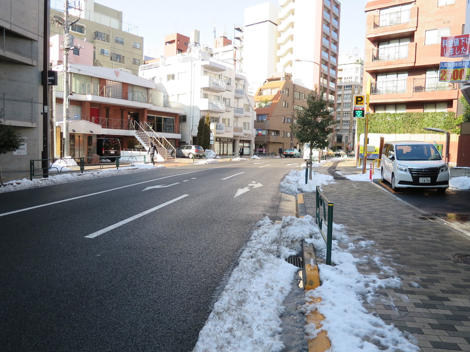 オフィスビル前面道路