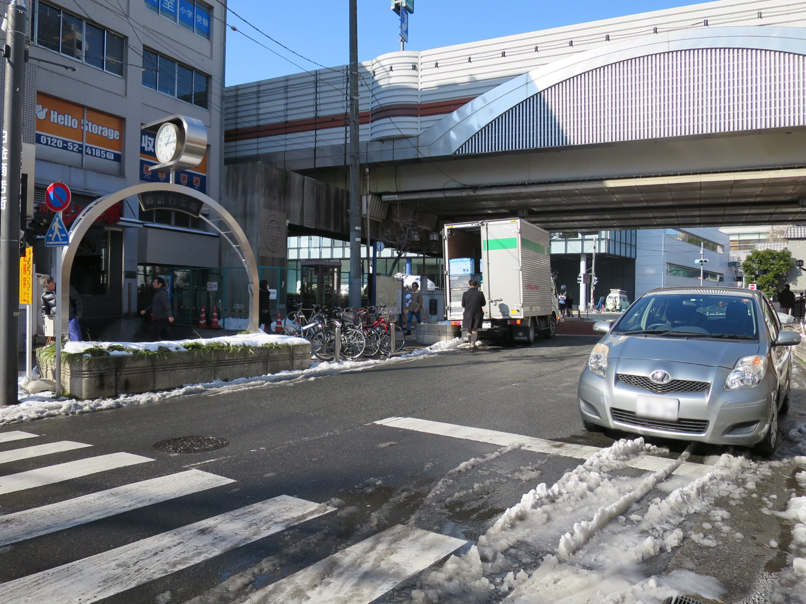 オフィスビル前面道路