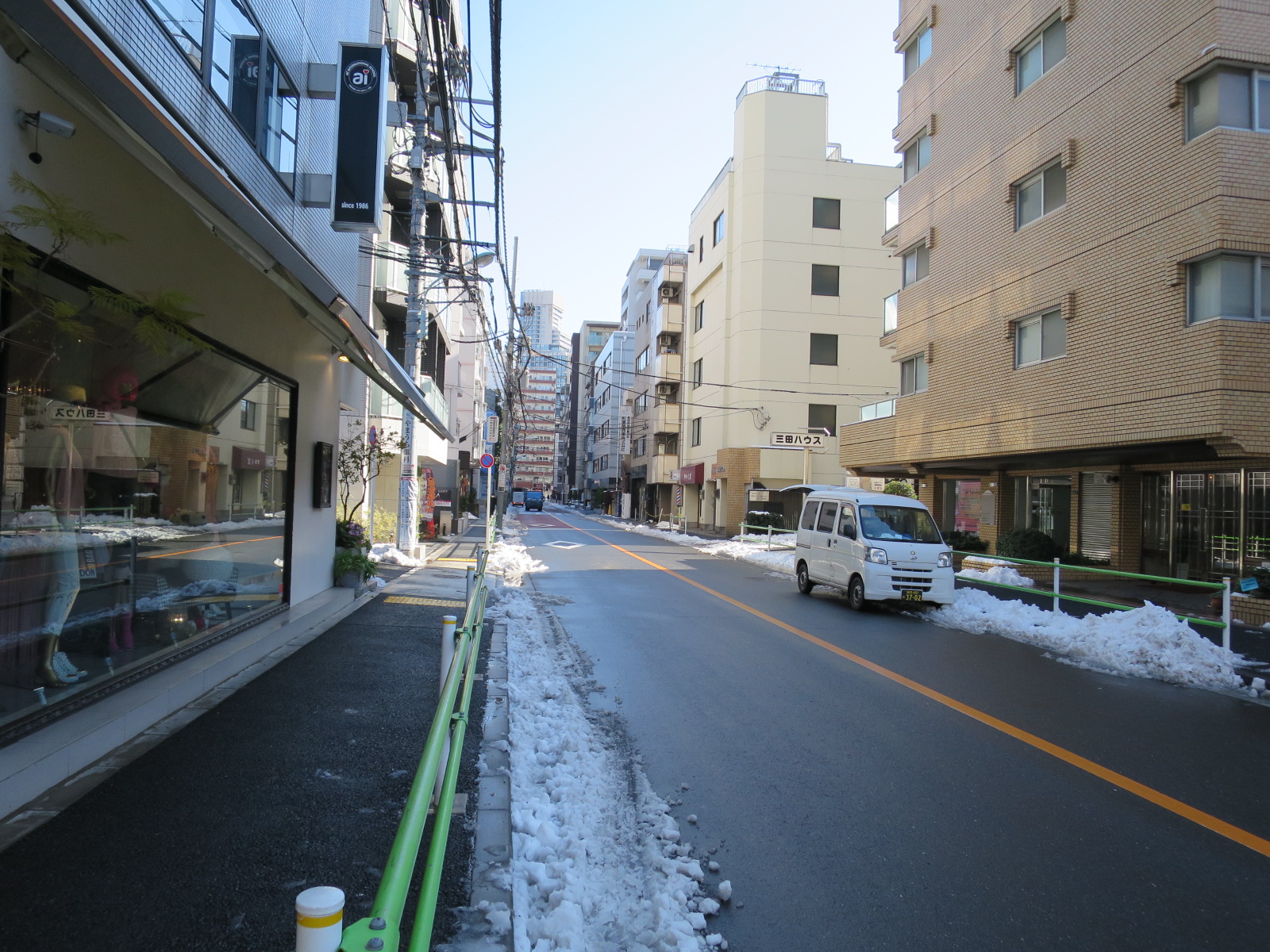 オフィスビル前面道路