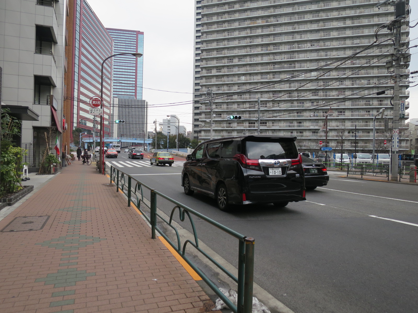 オフィスビル前面道路