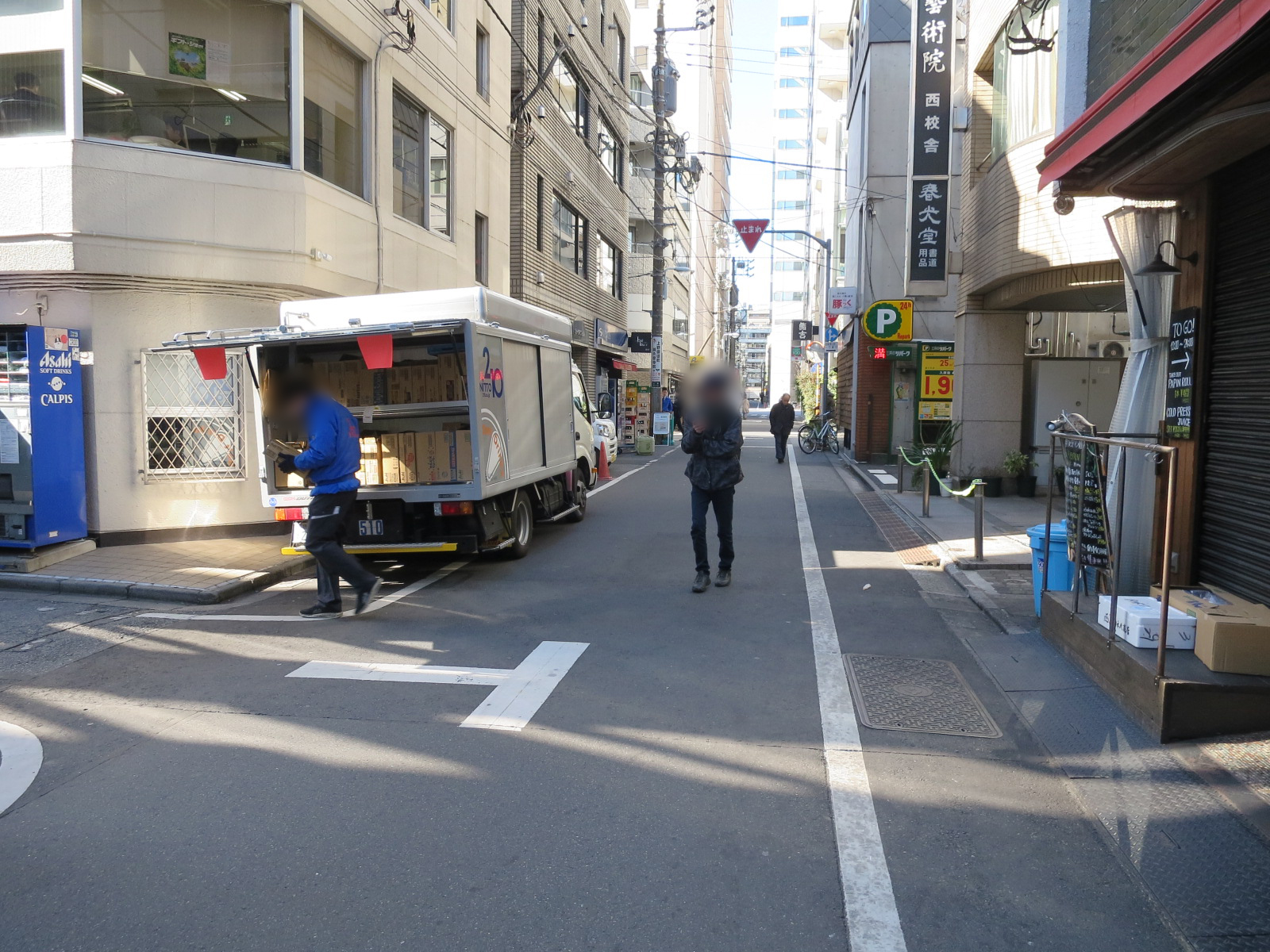 オフィスビル前面の通り