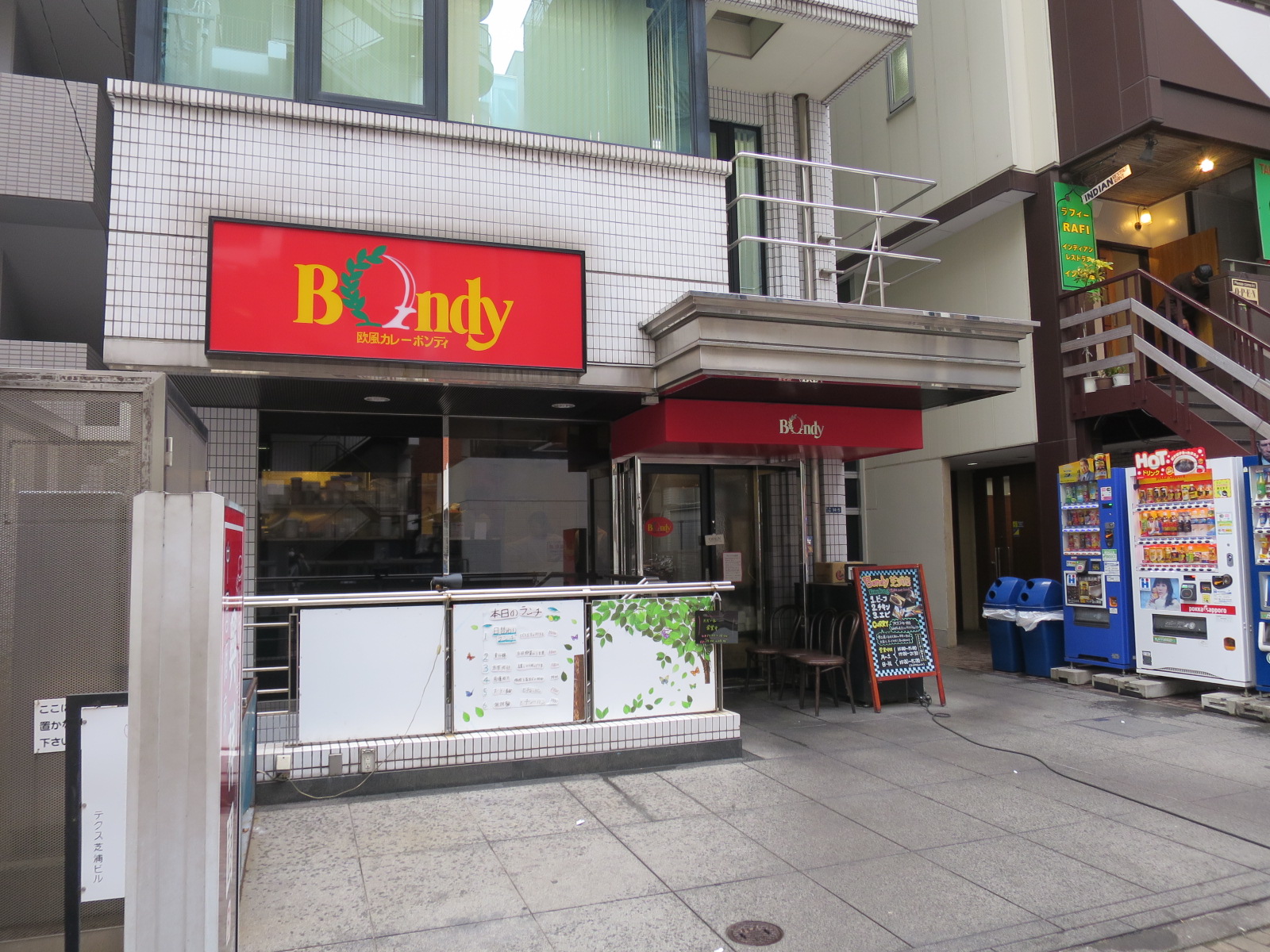 隣の飲食店