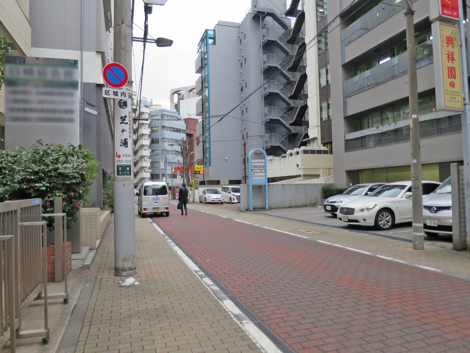 オフィスビル前面の通り