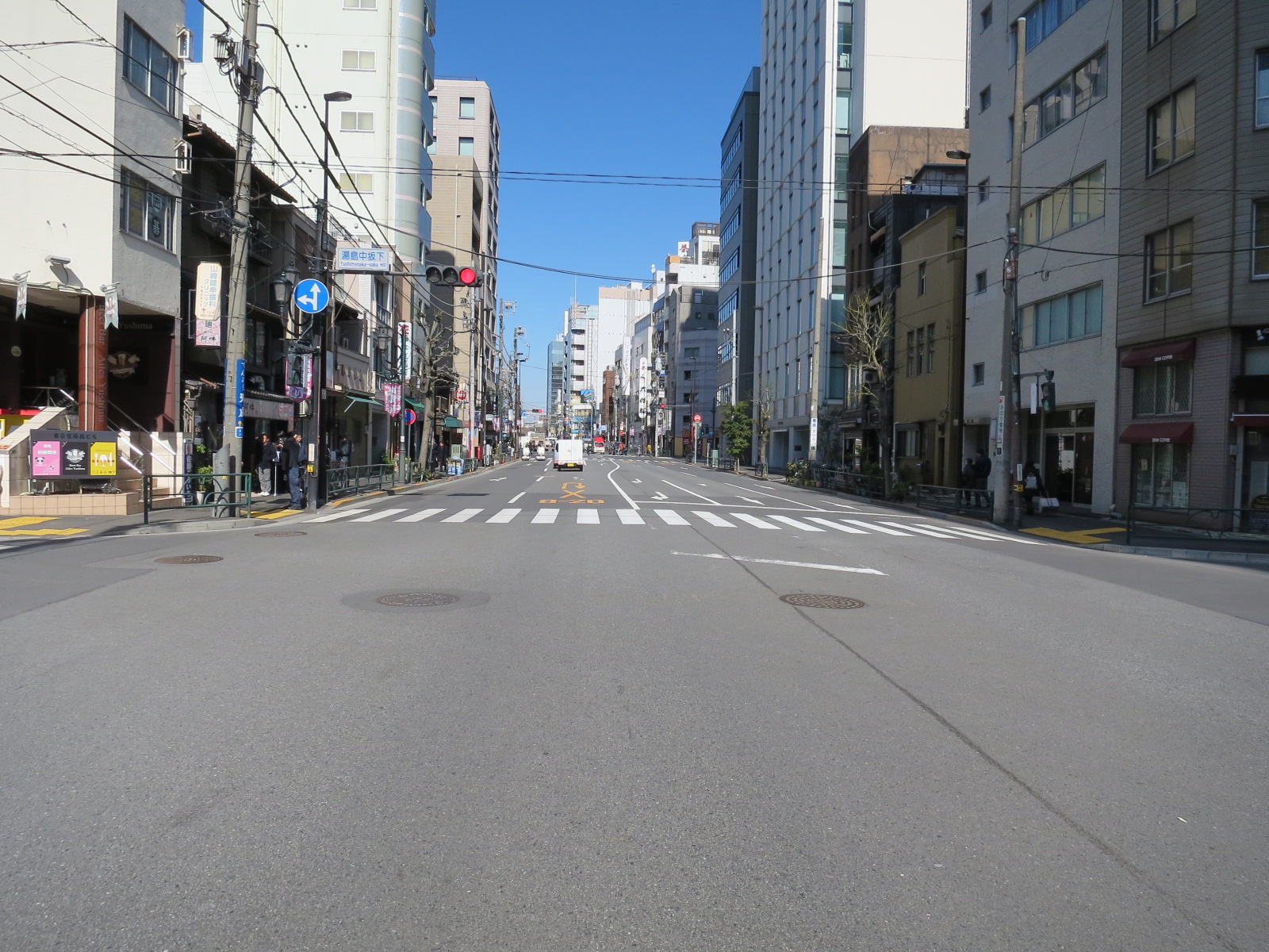 大通りから少し入った立地