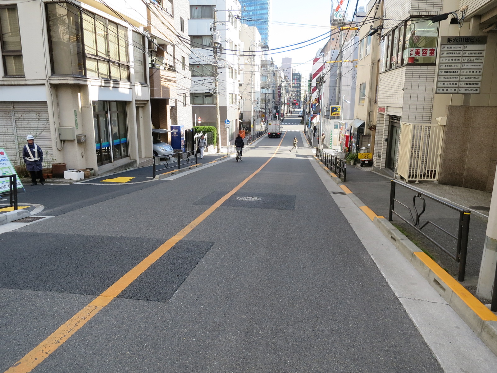オフィスビル前面道路
