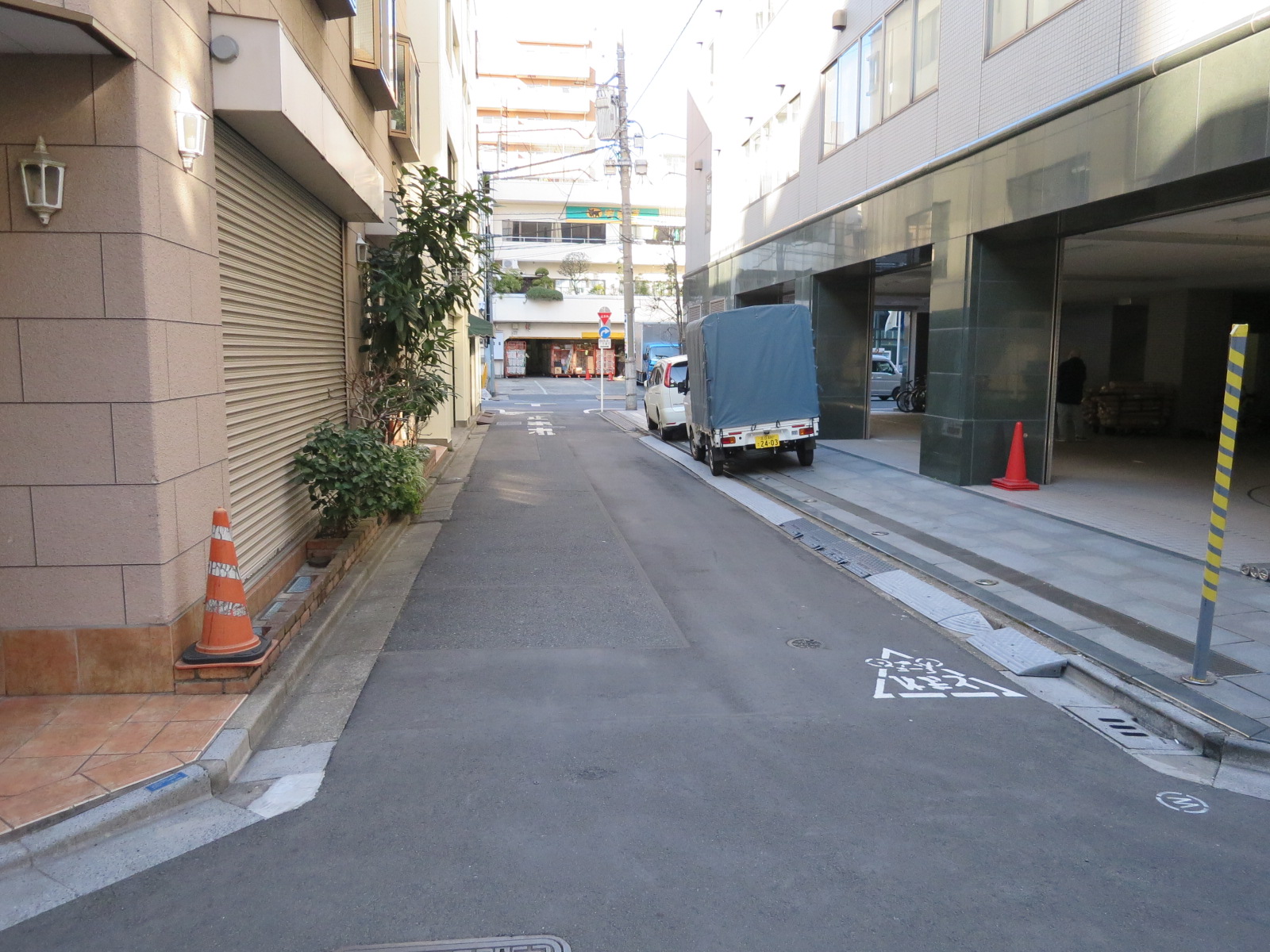 オフィスビル前面道路